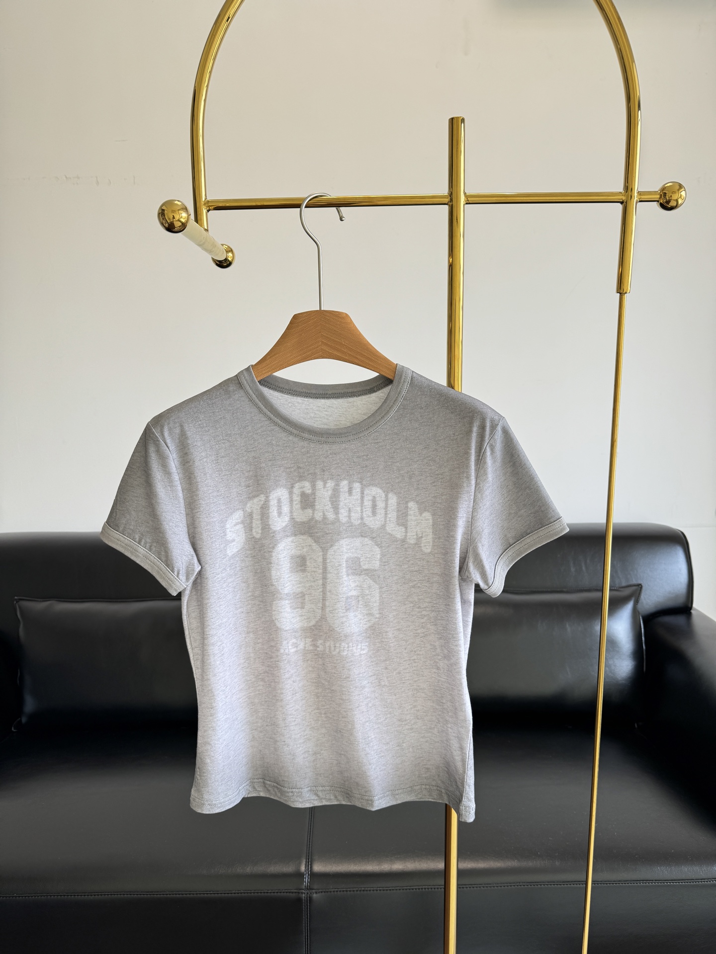 NO:448513,——acne studios spray-painted retro printed T-shirt short-sleeved slim fit style, comfortable and stylish upper body, no outdated basic style, can be easily controlled with any combination, and will definitely not reject it! Size sml, acne studios,dior,T-shirt,alexander wang19860909——acne studios 喷绘复古印花T 恤短袖 修身合体的版型,上身舒适有型,不存在过时的基础款,任意搭配都可以轻松驾驭,肯定不会拒绝它! 码数sml,,acne studios,dior,T-shirt,alexander wang,Women's clothing