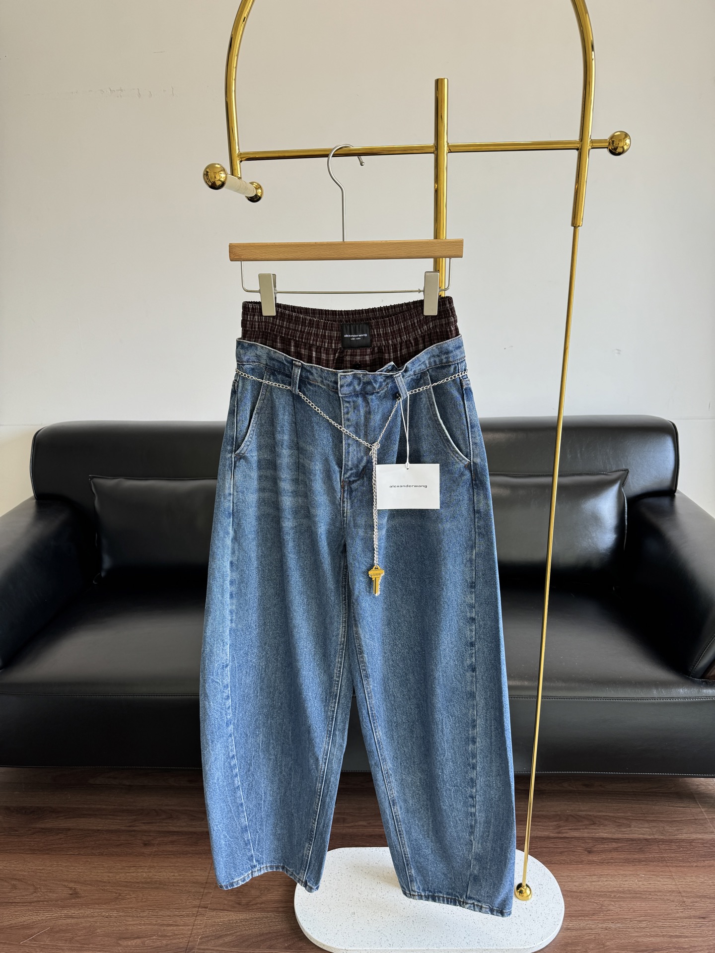 NO:448554,——AW fake two-piece key chain scimitar pants. American street style must be used to control these double-waist jeans... The fake two-piece design is perfect for this year's exposed underwear outfit!  A must-have for trendy people. The style is a loose scimitar that can be used to control any body shape, covering the flesh and making you look thin!  !  Count sml, jeans,alexander wang19860909——AW假两件钥匙链条弯刀裤 美式街头风拿捏这条双腰牛仔裤一定要冲……假两件的设计很完美符合今年露内裤穿搭！潮人必备 版型是宽松弯刀任何身形都可以驾驭,遮肉显瘦！！ 码数sml,,jeans,alexander wang,Women's clothing