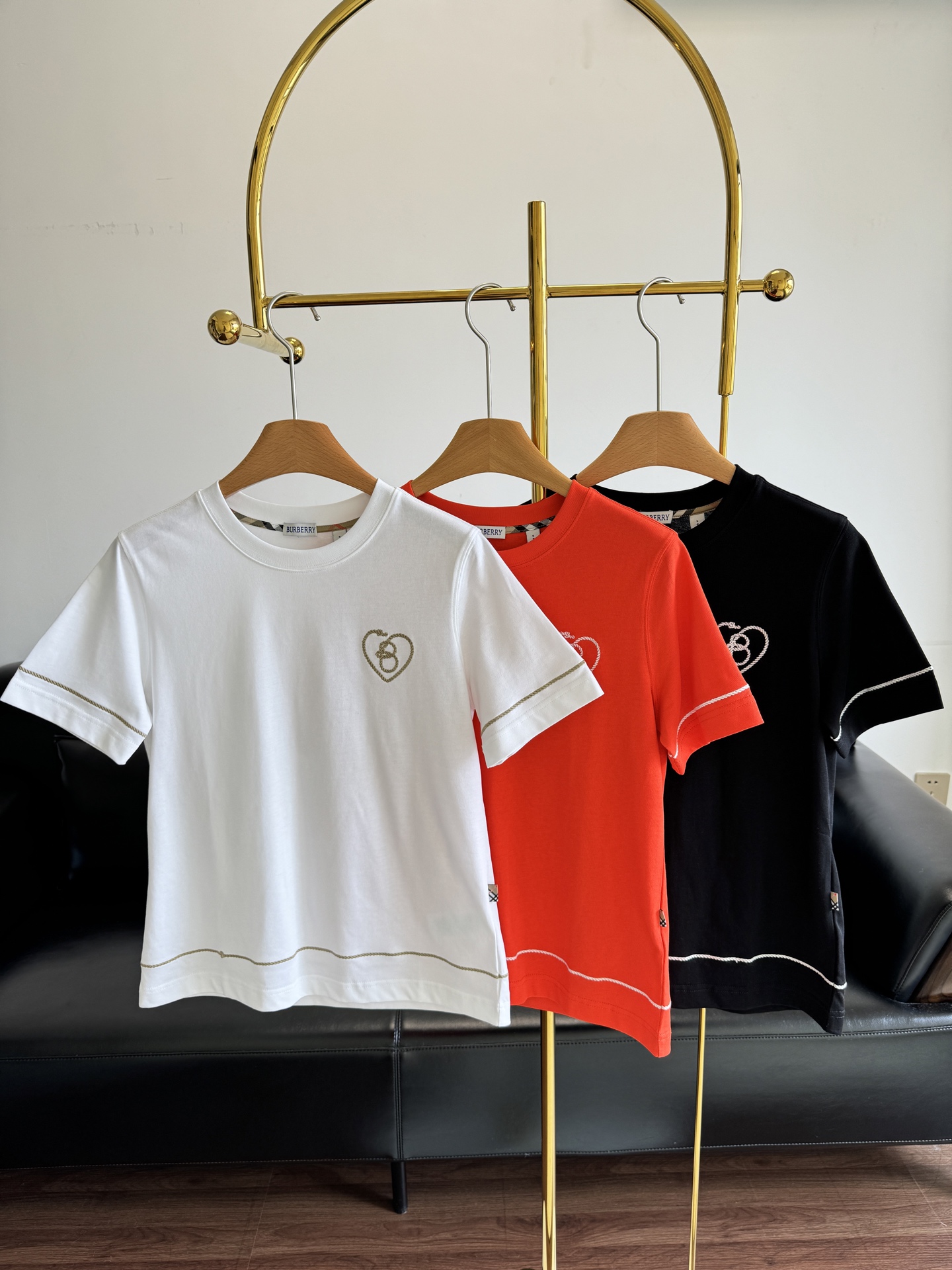 NO:448542,——BURBERRY Women's Clothing 2025 Spring and Summer New Love Embroidered T-shirt The limited edition of the Chinese Valentine's Day is here!  Quickly beat beautiful clothes with beautiful women, double the romance!  I like the low-key and luxurious eyes closed!  Everyone has nothing to run away. The love on the chest uses the brand logo as the finishing touch, demonstrating the brand identity symbol. Number sml, burberry, tees, t-shirt, alexander wang19860909——BURBERRY女装 2025春夏新款爱心刺绣T恤 七夕限定款来啦！快冲美衣配佳人,浪漫加倍！ 喜欢低调奢华的闭眼冲！人手一件是没得跑了,胸前爱心以品牌标志作点睛之笔 ,彰显品牌身份象征 码数sml,,burberry,tees，t-shirt,alexander wang,Women's clothing