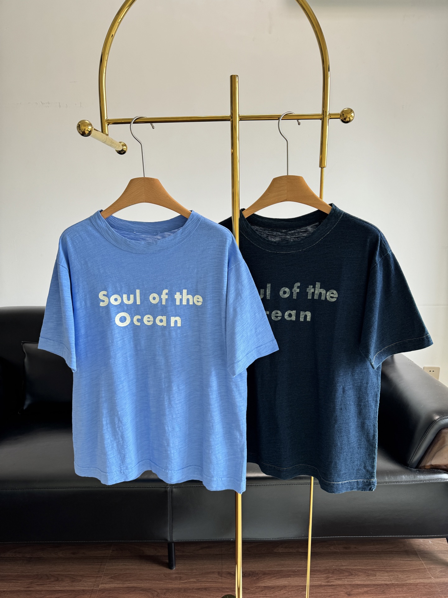 NO:449845,——45R men and women same style 2025 summer new printed T-shirt. The loose and short-sleeved design is very friendly to all kinds of figures. The effect of slimming is first-class. It also has no restraint when raising your hands and bent over, and the lazy atmosphere is directly full. The short clothes are just right in length. It is paired with high-waisted pants and skirts, which can easily lengthen your figure~ Size sml light blue, dark blue, skirts, T-shirt, tees, t-shirt, alexander wang19860909——45R男女同款2025年夏季新款印花T恤 宽松落肩短袖的设计,对各种身材都超友好. 藏肉显瘦效果一流,抬手弯腰也毫无束缚感,慵懒氛围感直接拉满. 短款衣长恰到好处地卡在胯上,搭配高腰裤、裙装,能轻松拉长身材～ 码数sml 浅蓝色,深蓝色,,skirts,T-shirt,tees，t-shirt,alexander wang,Women's clothing