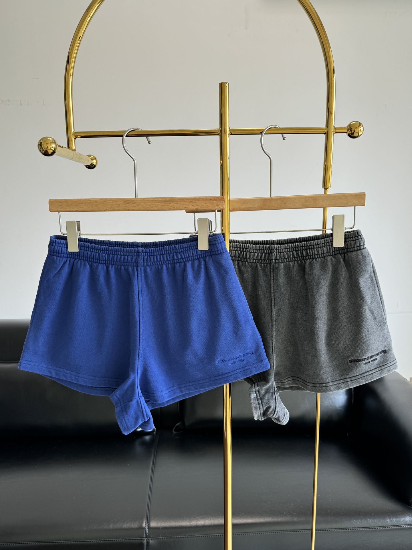 NO:449853,——alexanderwang Alexanderwang Women's logo sports casual pants shorts The shorts are so nice!  Not that super short one, very friendly~ and it makes you look slim and tall when worn, which is all due to the style!  The upper body has an American sporty girlish temperament!  You must buy a pair of shorts because it is so good that it is both color, fabric and style!  !  code sml, alexander wang, shorts, alexander wang19860909——alexanderwang亚历山大王女士徽标运动休闲裤短裤 短裤版型贼好！不是那种超短的哈 很友好～而且穿上显瘦显高 这都是版型的功劳！上身有美式运动少女气质！一定要入手一款短裤 因为无论是颜色还是面料还是版型都赢麻了！！ 码数sml,,alexander wang,shorts,alexander wang,Women's clothing