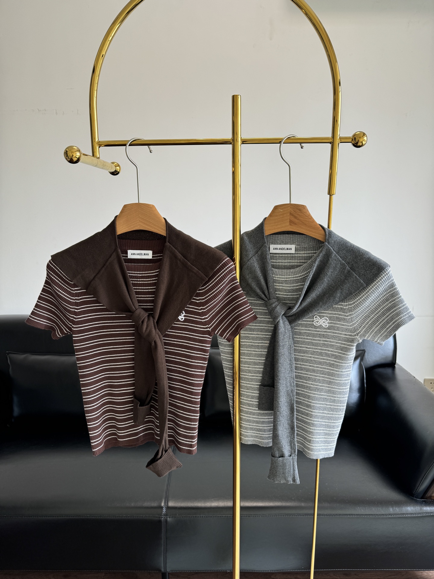 NO:449850,——ANN ANDELMAN Slim short striped knitted shawl top Basic striped short sleeves plus knitted shawls in the same color The layering is full, but it also hides a sense of slackness. Sweet and cool and gentle, Korean women's atmosphere is hard to grasp. SML Coffee Gray, T-shirt,shawls,alexander wang19860909——ANN ANDELMAN 修身短款条纹针织披肩上衣 基础款条纹短袖加上同色系针织小披肩 层次感拉满不说,还藏着松弛感 甜酷又温柔,韩女氛围狠狠拿捏 码数sml 咖色 灰色,,T-shirt,shawls,alexander wang,Women's clothing