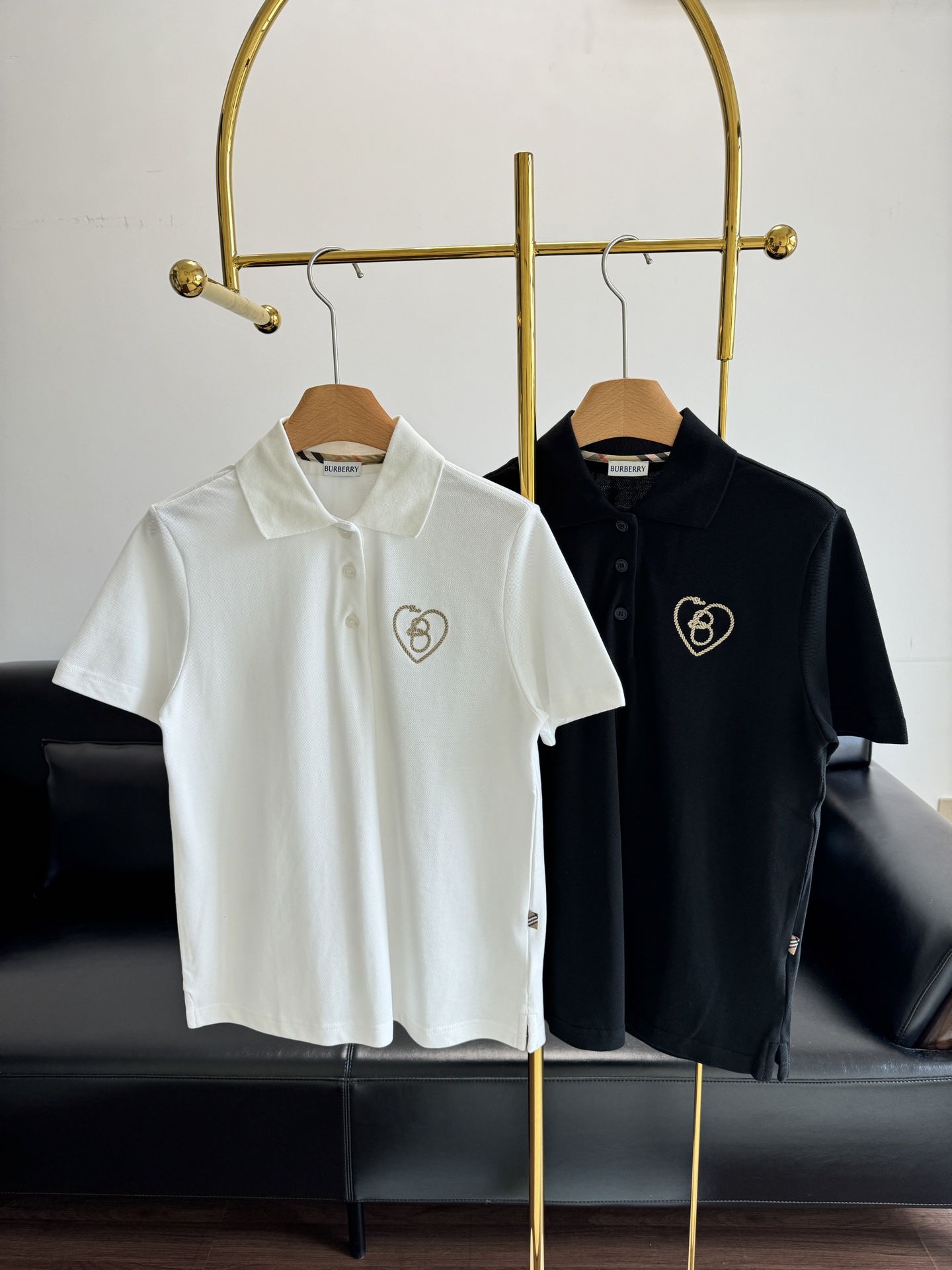 NO:450445,——BURBERRY Women's Heart-shaped letters B pattern cotton Polo shirt Classic polo!  Simple and high-end visual sense. The neckline that can be opened and closed can unlock different ways of dressing, black and white color matching, simple and neat. It is stress-free when matching, white is clean and neat, and black is classic and restrained. SML, burberry, alexander wang19860909——BURBERRY女款 心形字母 B 图案棉质 Polo衫 经典polo！简洁高级的视觉感 可以开合的领口又可以解锁不同的穿搭方式,黑白配色,简单利落.搭配起来毫无压力,白色干净利落,黑色经典内敛. 码数sml,,burberry,alexander wang,Women's clothing