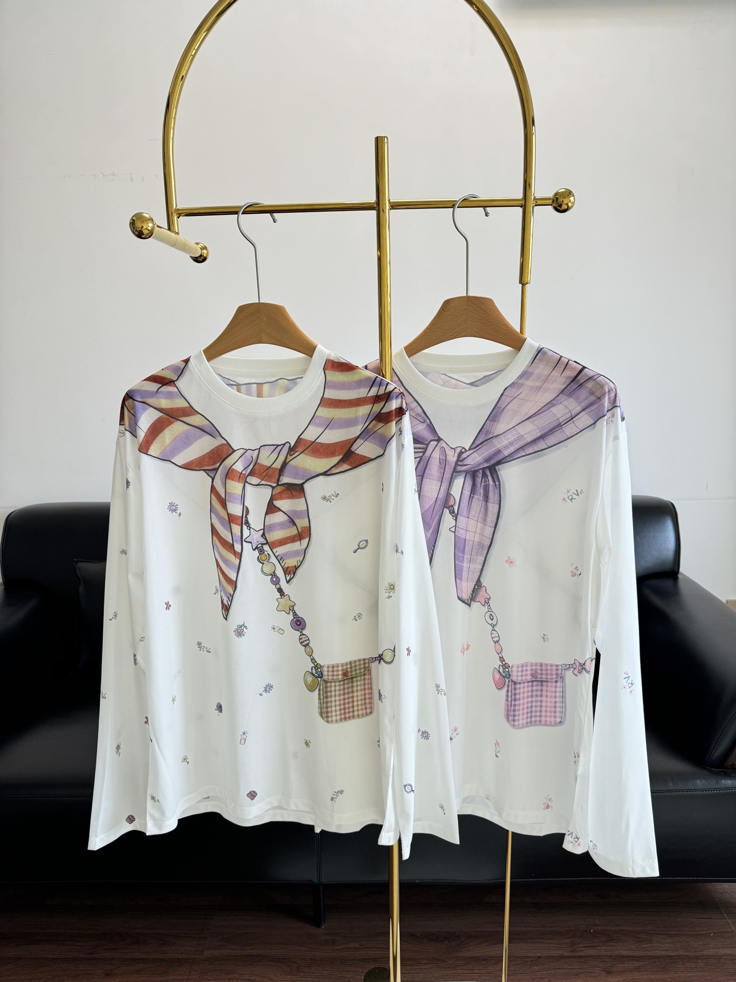 NO:450472,——FORDARE designers have fake two-piece scarf long-sleeved sunscreen T-shirt. The style is wide, the fabric is light and smooth to the touch. The slightly transparent texture is simple and refreshing, especially suitable for the summer with sea salt flavor~ cute, cute, relaxed and cute daily sense, lazy people wear friendly size sml, tees, t-shirt, alexander wang19860909——FORDARE设计师品假两件披围巾长袖防晒T恤 版型阔身,面料轻薄 摸起来滑滑的 微透质感,简约又清爽特别适合海盐味的夏天～萌趣又可爱松弛又可爱的日常感,懒人穿搭友好 码数sml,,tees，t-shirt,alexander wang,Women's clothing