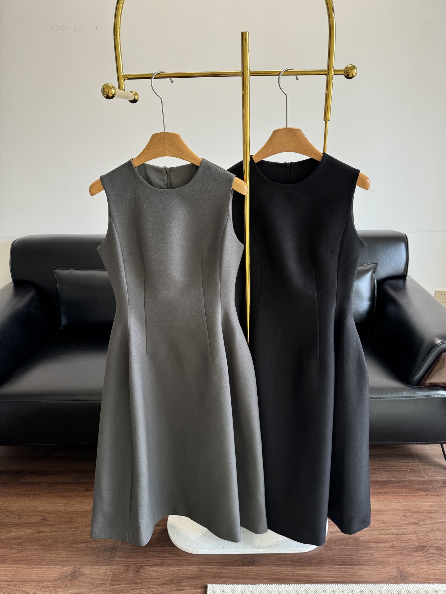 NO:450453,——Sleeveless waist-hugging dress. This daily and high-end skirt will really make people fall in love with the decoration of the skirt without other accessories. It can also look very good!  Wear it, it feels like being in the romantic French streets and feeling the unique French style. S-xl, skirts, alexander wang19860909——无袖收腰连衣裙 这种日常又高级的裙子真的会让人反复爱上裙身没有其他辅料的点缀装饰也可以很好看！穿上它,仿佛置身于浪漫的法国街头,感受那份独特的法式风情. 码数s-xl,,skirts,alexander wang,Women's clothing