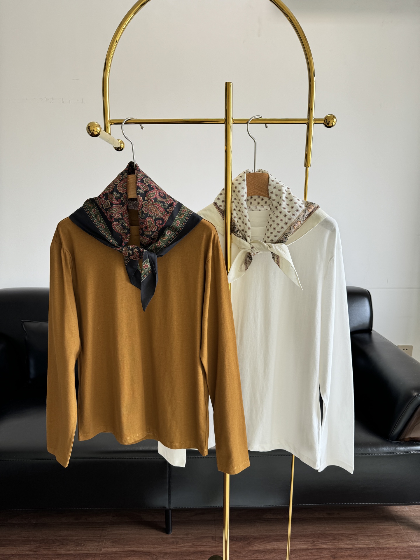 NO:450484,——Into The East cashew nut square scarf long-sleeved T-shirt. I want to be simple and I want to be more special. This square scarf can be closed. The square scarf is also removable and has a super matching effect. SML, tees, t-shirt, alexander wang19860909——Into The East腰果方巾长袖T恤 既想要基础简单 有想要特别一点 这款方巾T可以闭眼了 方巾也是可拆卸的 搭配性也是超强的 码数sml,,tees，t-shirt,alexander wang,Women's clothing