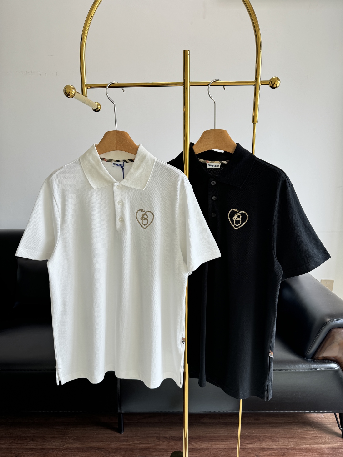 NO:450464,——BURBERRY men's heart letters B pattern cotton Polo shirt Three-button men's short-sleeved POLO shirt. Classic and versatile. Must-have styles for wardrobe Lapel style Chest brand heavy industry embroidery brand logo embellishment also caters to the current LOGO trend. No letters ensure that the brand icons are retained, making product introduction, low-key, restrained, and integrated tailoring~ Code count s-xl,,burberry,T-shirt,alexander wang19860909——BURBERRY男款 心形字母 B 图案棉质 Polo衫 三粒扣男士短袖POLO衫. 经典百搭.衣橱必备的款式 翻领款式 胸口品牌重工刺绣品牌标志的点缀 也是迎合当下去LOGO化趋势 无字母确保留了品牌标志性 使商品简介 低调 内敛 合体的剪裁～ 码数s-xl,,burberry,T-shirt,alexander wang,Women's clothing