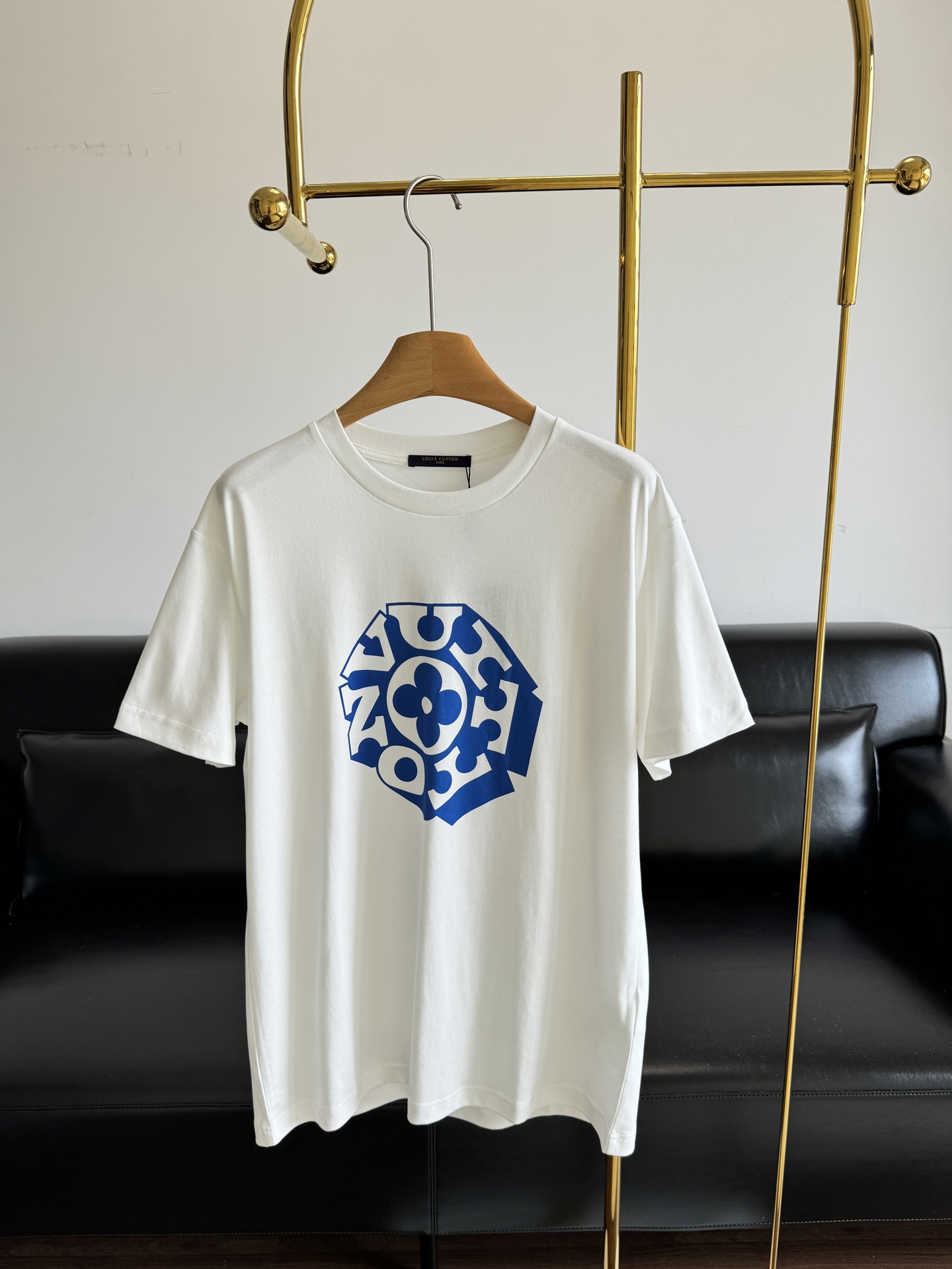 NO:451117,——LОUlS VUlТТОN New classic logo letter printed round neck T-shirt. For a solid color T-shirt in summer, this kind of T-shirt with letters is also a must!  !  The simple logo is also a versatile model, super good, refreshing, soft and breathable, double needle-pressing on the neckline, not easy to deform, neat and detailed wiring, and the printing on the front and back is also a perfect interpretation. The printing is delicate and exquisite, all of which are made of imported slurry, environmentally friendly and odor-free, taking into account breathability!  !  Code count s-xl, tees, t-shirt, alexander wang19860909——LОUlS VUlТТОN 新款经典logo字母印花圆领T恤 夏天纯色T要有,这种带有字母的T也是必须要有的！！简约的logo,也是百搭款,超级好,清爽柔软透气, 领口双针压线,不易变形,走线工整细致,正面背部印花也是完美演绎,印花细腻精致,全部采用进口浆料,环保无异味,兼顾透气性！！ 码数s-xl,,tees，t-shirt,alexander wang,Women's clothing