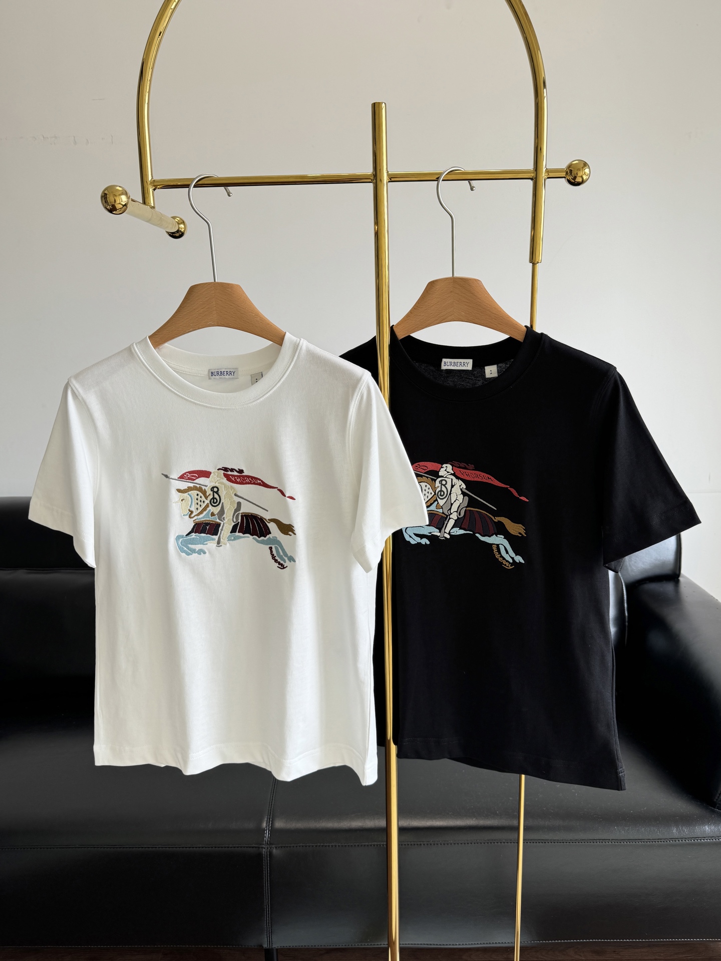 NO:451125,——Burber*y 25Ss spring and summer new style, war horse knight embroidered round neck short sleeves. This year's new style is so beautiful that my heart is on the tip of my heart. The war horse knight embroidery craftsmanship on the chest is beautiful and refreshing, full of vitality. Wearing it, you can instantly make people feel better and have a very high return rate. SML, burberry, T-shirt, alexander wang19860909——Burber*y 25Ss春夏新款 战马骑士刺绣圆领短袖 今年的新款真是美到我的心尖上了 胸前战马骑士刺绣工艺唯美清爽 充满了活力,穿上它,瞬间能让人心情变好,回头率超高. 码数sml,,burberry,T-shirt,alexander wang,Women's clothing