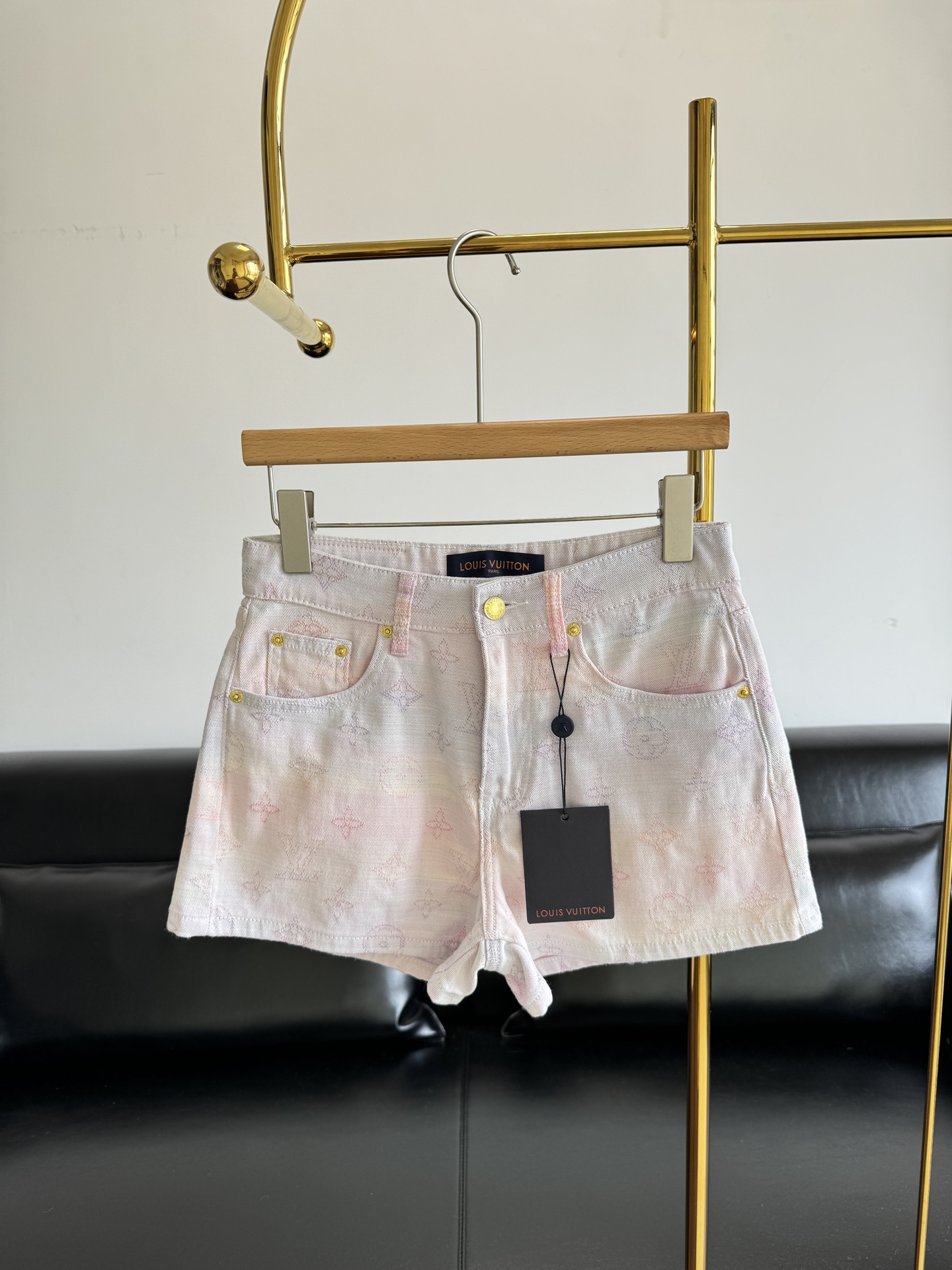 NO:451133,——lv 2025SS new jacquard denim shorts jacquard logo with super high recognition, unique beauty, and a new and amazing texture. It is no exaggeration to describe it as top-notch. A jean shorts with a good and versatile style!  !  This is a well-deserved model that meets all your requirements!  !  code sml, louis vuitton, shorts, alexander wang19860909——lv 2025SS新款提花牛仔短裤 提花logo 辨识度超高 独特美感 焕然一新的惊艳 质感真的用顶级形容毫不夸张 一款版型好又百搭的牛仔短裤了！！ 这条满足你所有要求,当之无愧的版型王！！ 码数sml,,louis vuitton,shorts,alexander wang,Women's clothing