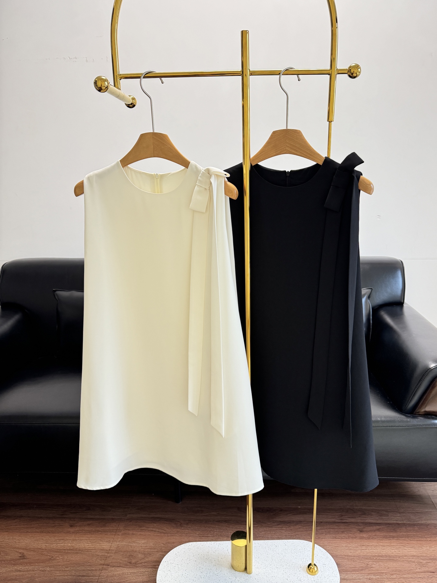 NO:452261,——One-shoulder bow ribbon loose sleeveless dress The style is mainly designed with a simple and simple design concept, paired with a loose A-line skirt body, the simple and comfortable lines make the body very stylish. The single-sided bow + streamer is used as the overall decorative embellishment, full of visual layering, conveying an elegant and high-end temperament. Size sml, off-white, black, skirts, alexander wang19860909——单肩蝴蝶结飘带宽松无袖连衣裙 款式上以去繁从简的设计理念为主,搭配宽松a字的裙身,简洁而舒适的线条使得身体很有型, 单边蝴蝶结+飘带作为整体的装饰点缀,视觉层次感满满.传递出一种优雅、高级的气质. 码数sml 米白 黑色,,skirts,alexander wang,Women's clothing