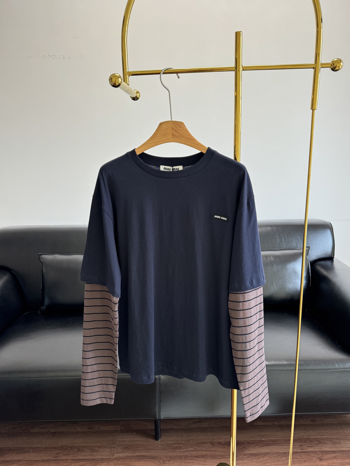 NO:452255,——Miu fake two-piece tops!  New early autumn style, college style navy blue spliced ​​striped fake two-piece long-sleeved T-shirt丨The wardrobe must-have two-piece fake ones!  Simple yet stylish!  A very personalized design style!  A long-sleeved T-style photo shoot that makes a great comedy!  Full of fashion sense!  Classic and pleasing to the eye, people want to have it at first sight~ The concave shape is perfect and easy to wear to the street feel~ The loose style~ SML, miumiu, tees, t-shirt, alexander wang19860909——miu假两件上衣！ 早秋新款 学院风藏蓝色拼接条纹假两件长袖T恤丨衣柜必备款假两件来咯！简单又不失格调！个性十足的设计风格！出街拍照非常出片的一款长袖T！时髦感十足！经典又耐看让人一看就想拥有～凹起造型来妥妥的好看轻松穿出街头感～宽松版型～ 码数SML,,miumiu,tees，t-shirt,alexander wang,Women's clothing