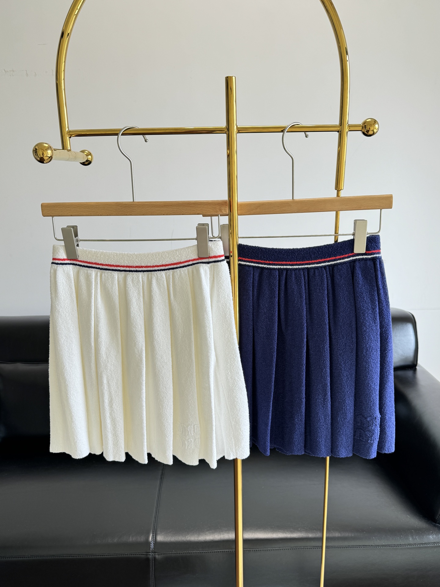 NO:452243,——Miumiu25 early autumn new high-waist pleated skirt with contrasting striped elastic waistline, brand logo embroidery on the hem. Wearing it, it seems like you are back to the youthful campus time. What is more worth mentioning is that the design of the high-waist and A-line pleated skirt gives the body the most perfect modification, and the slimming effect is excellent!  Even sisters with pear-shaped figures or slightly fat can easily control them. The number of digits m L, miumiu, skirts, alexander wang19860909——Miumiu25早秋新款高腰百褶半身裙 撞色条纹弹力腰围,下摆饰品牌标识刺绣 穿上它,仿佛又回到了青涩的校园时光. 更值得一提的是,高腰加上A字百褶裙的设计,让身形得到了最完美的修饰,显瘦效果杠杠的！即使是梨形身材或微胖的姐妹,也能轻松驾驭, 码数s m L,,miumiu,skirts,alexander wang,Women's clothing