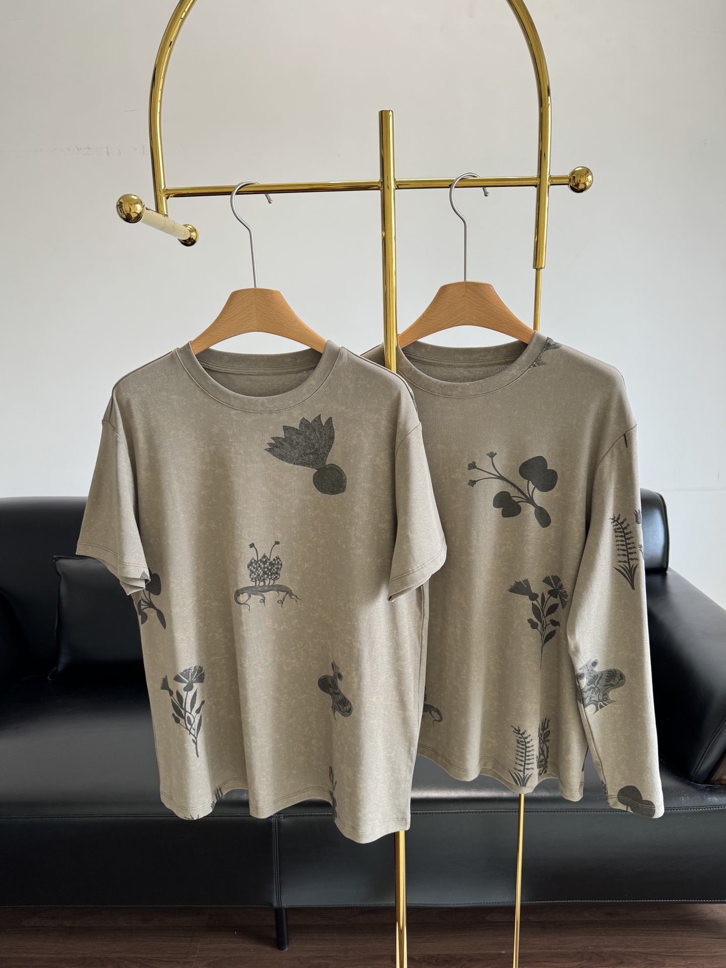 NO:452215,Short-sleeved, long-sleeved ICE DUST plant print long-sleeved T-shirt for women 25PF early autumn series thin design round neck loose top. The plant print is so literary and retro, as if walking in a natural atmosphere. The soft colors are not overly ostentatious, but they are super textured. They are so beautiful!  !  Go quickly!  !  !  SML short sleeve long sleeves, T-shirt,tees,t-shirt,alexander wang19860909短袖长袖 ICE DUST植物印花长袖T恤女25PF早秋系列薄款设计感圆领宽松上衣 植物印花太有感觉了文艺复古,像是穿着自然的气息在走路.柔和的花色不过分张扬,却超级有质感. 颜值好高！！快冲！！！ 码数sml 短袖 长袖,,T-shirt,tees，t-shirt,alexander wang,Women's clothing