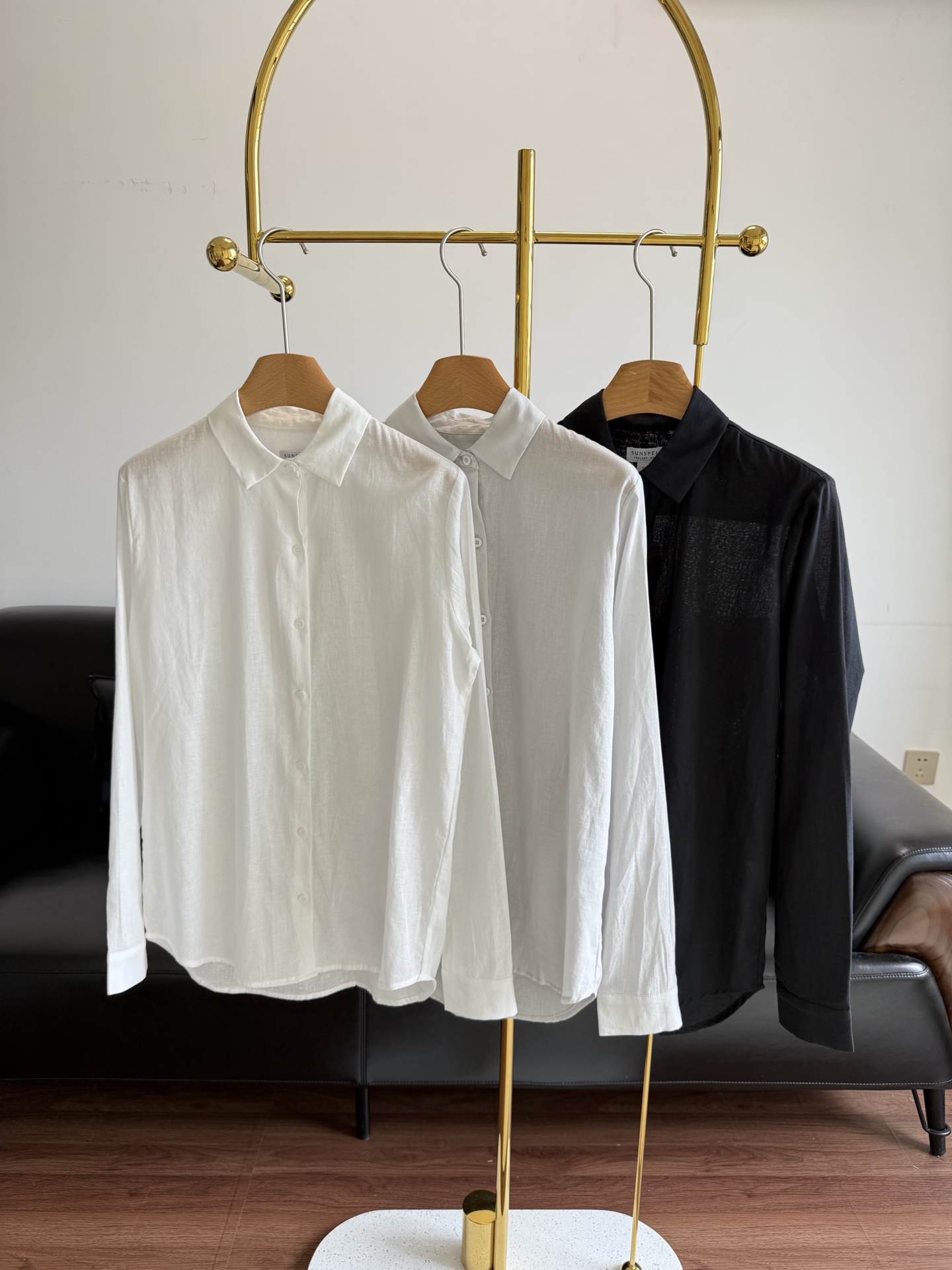 NO:452895,——SUNSPEL Line Shirt Line Shirts slack ceiling Fashion circle, the more relaxed the more fashionable it is! Wearing a linen item in summer not only exudes confidence and charm, but also shows a slack and exquisiteness. Linen is a recognized classic item. The reason why it can go through the years and be baptized but still charming is more because it shows casual and high-end materials, showing a simple and generous aura, simple but not simple. Number xs-l,,shirts,alexander wang19860909——SUNSPEL 亚麻衬衫 亚麻衬衫松弛感天花板 时尚圈,越松弛越时髦! 夏天穿上一件亚麻单品,不仅散出自信和魅力气质,还彰显出松弛感又精致. 亚麻是公认的经典单品,之所以能历经岁月,洗礼而魅力不减,更多是它显休闲又高级的材质,展现出简洁大方的气场,简约而不简单 码数xs-l,,shirts,alexander wang,Women's clothing