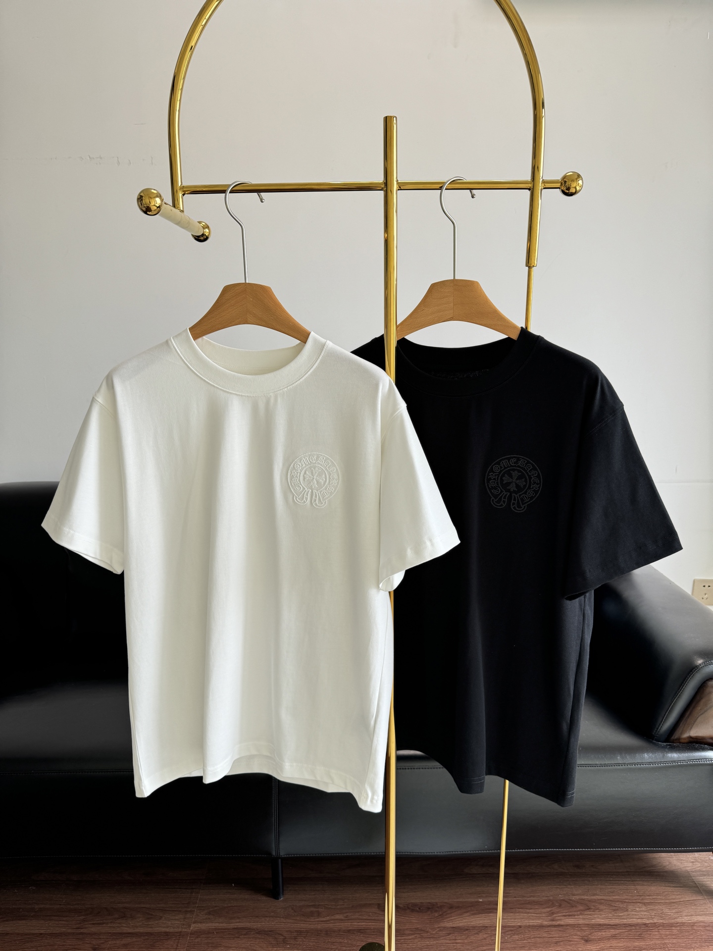 NO:452899,——Chrome hearts Croxin logo embroidered T-shirt The embroidered patterns on the chest and back show the cool and handsome street trend!  The upper body turns into a killer in the back in seconds!  Show casual and unruly while being full of lively and youthful atmosphere!  Extreme wandering and free traveling style No one is more handsome than you!  It’s a very trendy one when pairing it casually. When you go out, you will be 100% more likely to turn back!  Count sml, chrome hearts, chrome hearts, tees, t-shirt, alexander wang19860909——Chrome hearts 克罗心 logo刺绣T恤 胸前和背后刺绣图案好尽显酷炫帅气的街头潮流！上身一秒变背影杀手！展现随性不羁的同时洋溢活泼青春的气息！极度的徜徉与自由出行凹造型 没人比你更帅气！随意搭配就很潮的一款, 出街保证你回头率百分百哦！ 码数sml,,chrome hearts,chrome hearts,tees，t-shirt,alexander wang,Women's clothing