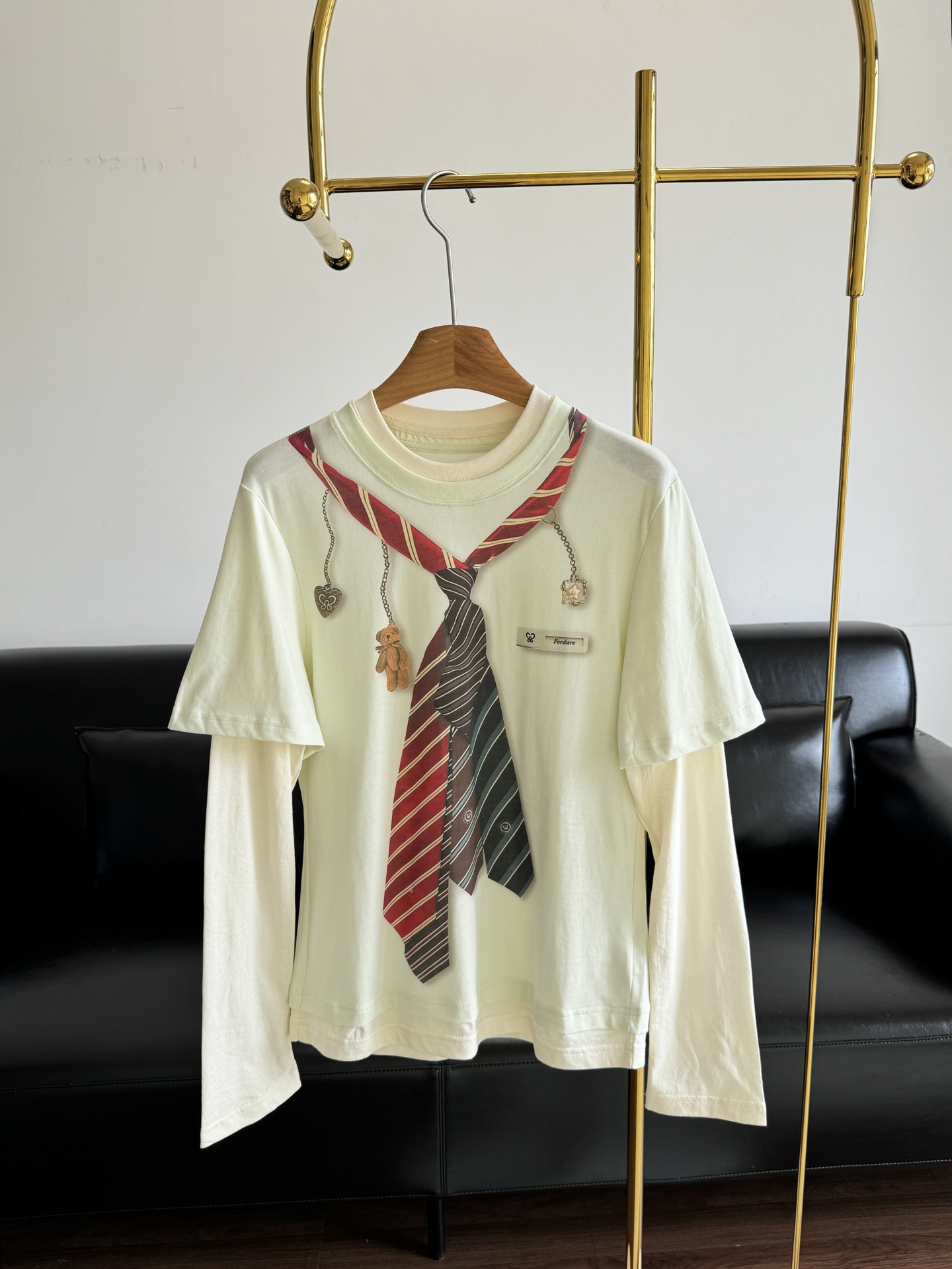 NO:452905,——FORDARE/Fu Die 25 early autumn fun tie hanging fake two-piece long sleeves. Very realistic 3D printing is almost impossible to see if it is the color tie element at the neckline, which instantly adds playfulness and the small signs and hangers on the chest, which is a perfect sense of Korean campus heroine~ Code sml, ties, alexander wang19860909——FORDARE/福蝶25早秋趣味领带挂饰假两件长袖 很逼真的3D打印以假乱真几乎看不出来是打印效果领口处的彩色领带元素,瞬间增添俏皮感与学院氛围胸前的小标牌和挂饰,妥妥的韩系校园女主既视感～ 码数sml,,ties,alexander wang,Women's clothing