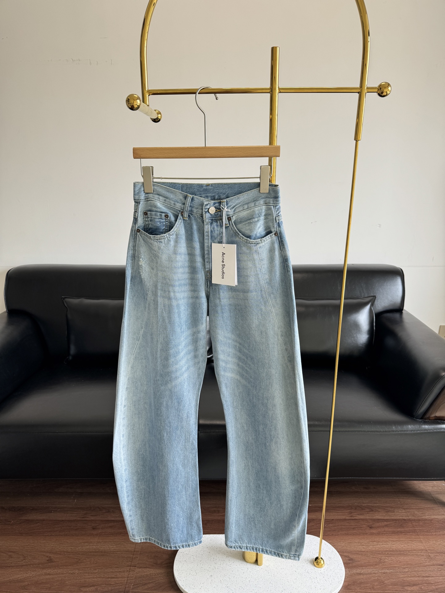 NO:452877,——ACNE scimitar jeans The best spring and summer atmosphere wide-leg pants!  Loose and slim, cool and handsome on the upper body, and a bit literary and artistic. In short, modern and fun!  Loose and friendly, not picky in the legs!  Don’t pick on height, your trousers can be turned or rolled up!  The point is that these jeans are particularly slack!  !  26 27 28, acne studios, jeans, alexander wang19860909——ACNE 弯刀牛仔裤 最好穿的春夏氛围感阔腿裤！宽松显瘦,上身飒爽帅气,又有几分文艺范,总之,摩登又好玩！一宽松友好,不挑腿型！不挑身高,裤脚可翻可卷！重点是,这条牛仔裤特别懂松弛感！！ 码数26 27 28,,acne studios,jeans,alexander wang,Women's clothing