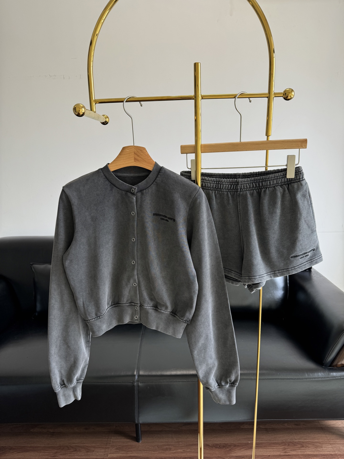 NO:453862,Jacket Shorts Aw Jacket Shorts Set Casual and simple design, classic and fashionable!  Clean and clean combination of the same color, fashionable and cool, dark gray and gentle white!  Simple and pleasing to look~ Single wear/a set of matching with daily commuting and super practical wear, easy to wear and feel casual and lazy~ Size sml, shorts, jackets & coats, alexander wang19860909外套短裤 Aw 外套短裤套装 休闲简约的设计,经典又时髦！干干净净的同色系搭配,洋气清冷,深灰温柔显白！简单耐看～ 单穿/一套搭配日常通勤超实穿都轻松穿出随意慵懒感～ 码数sml,,shorts,jackets & coats,alexander wang,Women's clothing