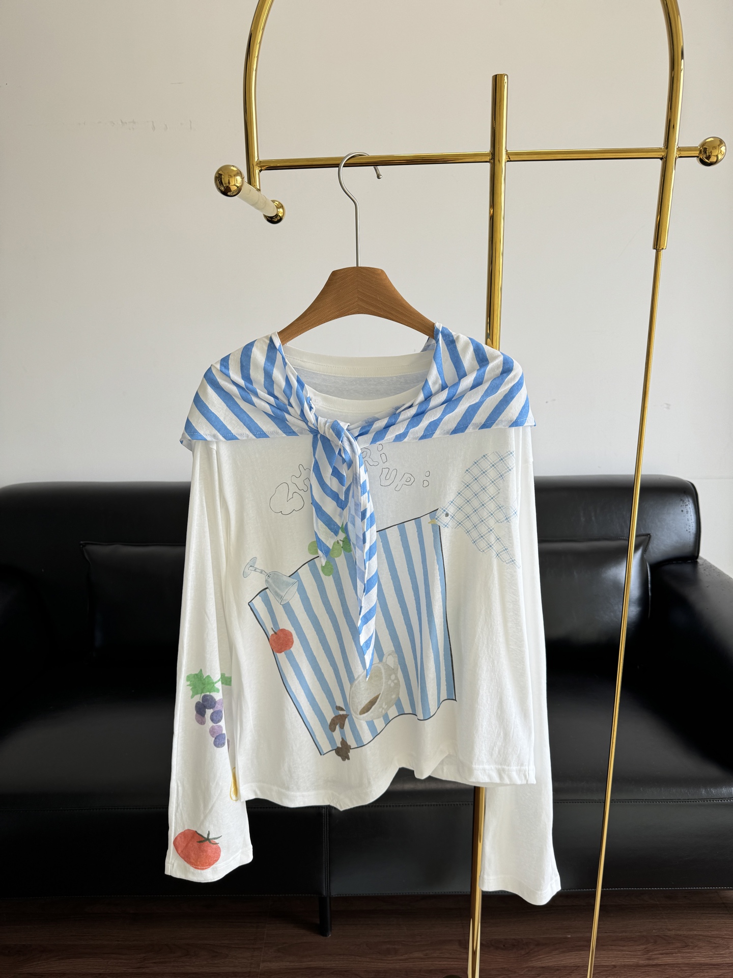 NO:453872,——cheer up uniform striped scarf long-sleeved T-shirt, whoever wears it is cute!  Children's fun T with your own shawl ~ I found a super interesting T-shirt!  It comes with a small blue and white striped shawl, and it is very playful to tie a knot~ The pattern on the T-shirt is also very childlike and refreshing, and it is very suitable for daily wear. It is easy to grasp the age-reducing feeling. Whoever wears it likes a college student? Sisters who like this style can try it. It is comfortable and good to wear in summer~ Size sml, tees, t-shirt, shawls, alexander wang19860909——cheer up uniform条纹丝巾长袖T恤 谁穿谁可爱！自带披肩的童趣T ～发现一件超有意思的T恤！ 自带蓝白条纹小披肩,系个结就很俏皮～ T恤上的图案也很童趣,又清爽,日常穿太合适啦 轻松拿捏减龄感,谁穿谁像大学生 喜欢这种风格的姐妹可以试试 夏天穿舒服还好看～ 码数sml,,tees，t-shirt,shawls,alexander wang,Women's clothing
