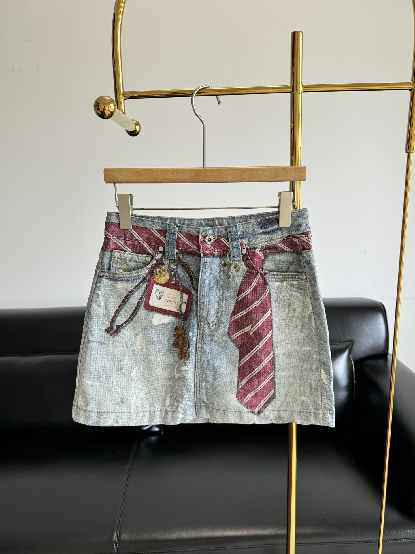 NO:453852,——FORDARE/Fu Die 25 early autumn tie work brand printed denim skirt. Planting grass fordare This American retro denim skirt, old denim skirt + tie hanging decoration. The details are full of short skirt to make the legs look longer, the cute bear hanging decoration adds points. Mix and match the streets to make the streets slack, the rate of looking back on the street is over, and ordinary people can also wear it to the blogger! Size sml, skirts, ties, alexander wang19860909——FORDARE/福蝶25早秋领带工牌印花牛仔短裙 种草 fordare这条美式复古牛仔裙 做旧牛仔+领带挂饰 细节拉满短款裙型显腿长,小熊挂饰可爱加分 混搭出街头松弛感,走在街上回头率爆表,普通人也能穿出博主感! 码数sml,,skirts,ties,alexander wang,Women's clothing