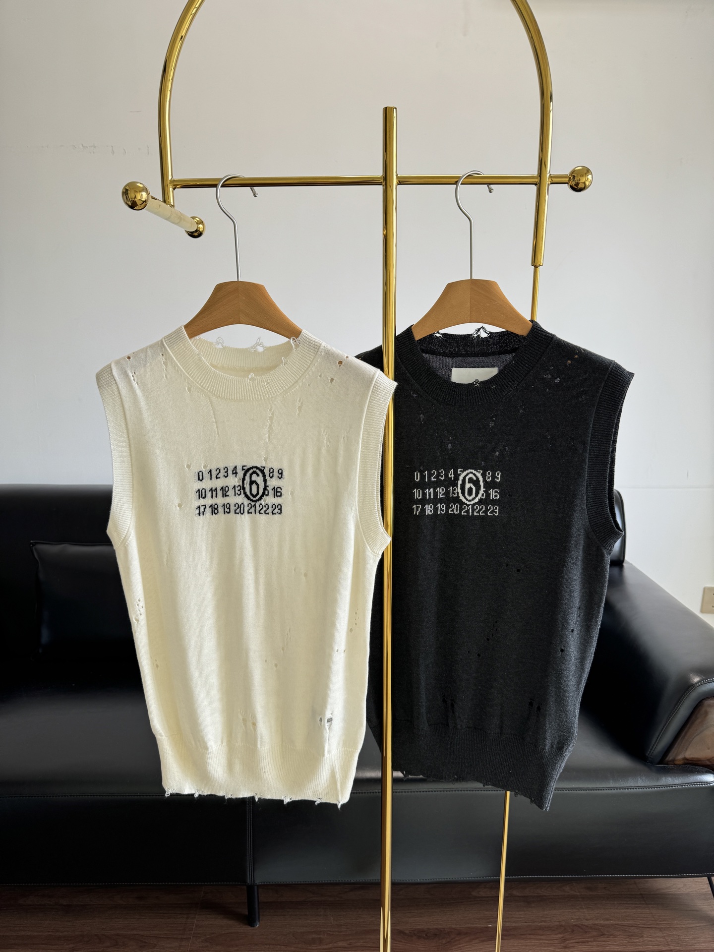 NO:453834,——Masion Margiela's new spring and summer products, letter printed vest, refreshing and gentle in summer, why is Magiela becoming more and more gentle!  In summer, you must have a free and casual knitted vest that is easy and lazy!  !  The vest is also a classic styling!  Let the whole light up. You can wear it alone or you can wear a T-shirt or shirt inside and it can be very stylish with simple combination. Size sml, masion margiela,shirts,tees, t-shirt,alexander wang19860909——Masion Margiela25春夏新品 字母印花马甲 清爽温柔入夏 马吉拉怎么越来越温柔了！ 夏天衣橱里一定要有一件洒脱随性又有慵懒感的针织背心！！马甲也是经典的造型设计！让整体都点亮起来了 可以单穿,也可以内搭T恤、衬衫简单搭配就能很有格调, 码数sml,,masion margiela,shirts,tees，t-shirt,alexander wang,Women's clothing