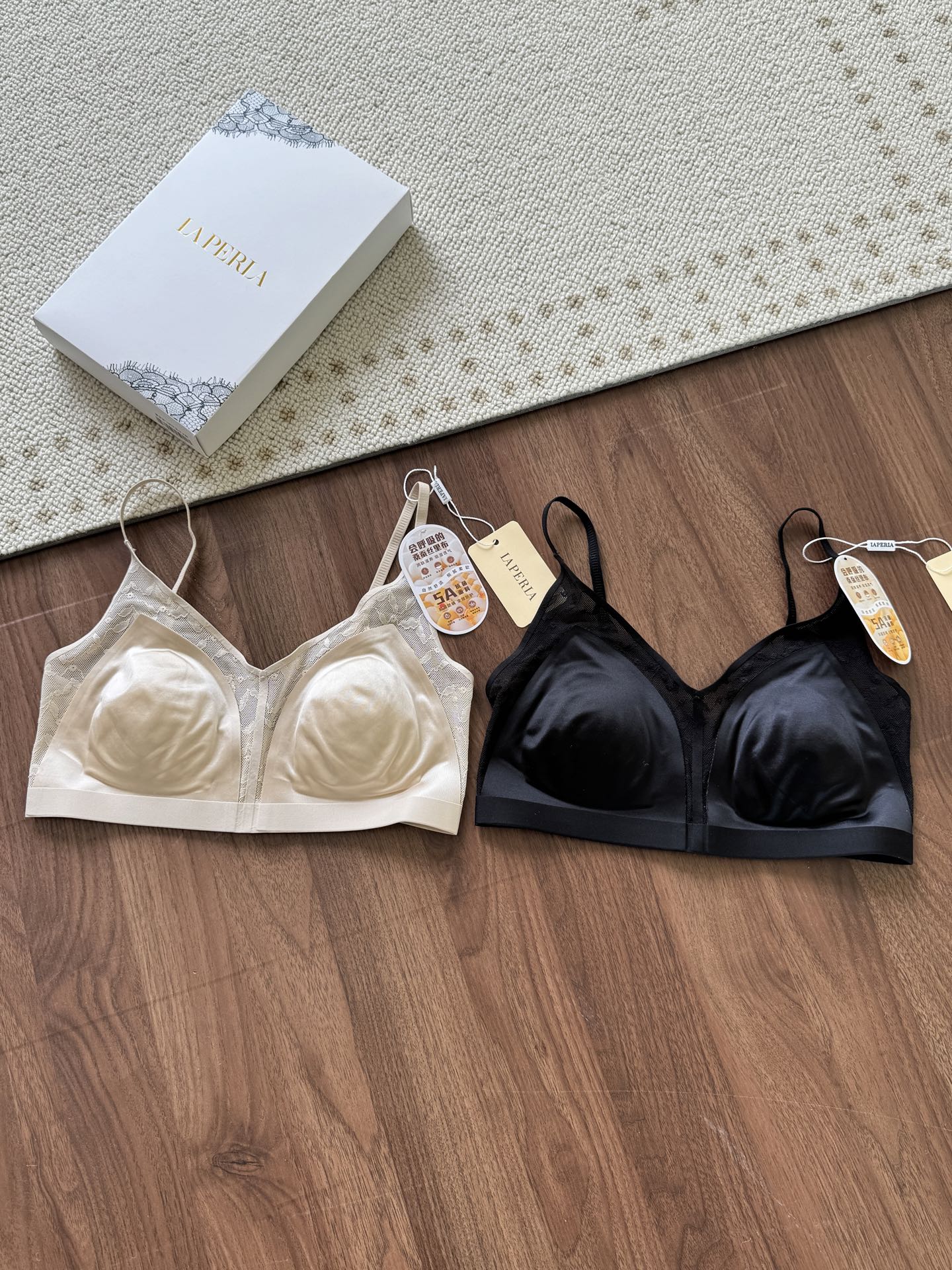 NO:453847,——LP satin silk beautiful vest This anti-gravity bra directly subverts my understanding of underwear!  The dispensing support of black technology is amazing!  It can hold the chest firmly without steel rings. The beautiful cross mesh back design is looming and the back is killed!  The satin fabric is silky and smooth like the second layer of skin. It is completely unsweaty when worn in summer. The 5A-level antibacterial mulberry silk is so safe inside!  Sensitive skin sisters are ecstatic!  Antibacterial and antibacterial + moisturizing and skin-nourishing and gentle care~ The integrated hot pressing cup is super satisfactory!  There is also a little rubber soft support and double support to give the foot chest a stable support!  The short design and high-waisted pants become hot girls in seconds. They look super good on the outside and layered. The cross mesh back design is so beautiful that it is breathless!  The back is more amazing than the front!  The lazy and casual high-end and exquisite style is directly controlled by the anti-gravity support of the glue dispensing 360° to support the chest without sagging. It is not tired after wearing for a long time and can still hold the round and straight breast shape. The inner 5A-level antibacterial mulberry silk, natural protein fiber nourishes the skin. Sisters of sensitive skin say goodbye to acne and allergic troubles. It effectively inhibits the breeding of 99 bacteria, 0 sense of restraint!  0 Friction feeling!  A universal formula for wearing more clothes!  It is a base suspender for daily life/matched with a suit jacket to show your temperament. Or it is a small shirt when you wear it on vacation. This piece can be easily satisfied!  The color system is also super high-end!  The satin texture is not ordinary when you touch it. The beautiful back of the cross mesh is more outstanding than the front. The inadvertently sexy and the return rate is overwhelming. The most amazing thing is the inner 5A-level antibacterial mulberry silk, which effectively inhibits the breeding of various bacteria. Moreover, the moisture absorption and breathability of mulberry silk makes the chest dry. The anti-gravity soft support is not bound by traditional steel rings, but it can give the chest a great support, allowing you to easily have a charming breast shape. Stable and don't have to worry about shaking and sagging. Detailed design. Delicate and senseless silk satin is exquisite and advanced. Skin-friendly and comfortable and breathable. Integrated hot pressing cup fixed cups gather to support zero bonds. No squeezing. The inner mulberry silk is gentle and caring. Level 5A-level effective antibacterial and antibacterial. Keep breathable. The deep V cross mesh design is thin and transparent. Romantic and sexy giant high-end. The hem is free to be cut and pasted. The hem is comfortable and comfortable without itching.  Elastic double straps shoulders are beautiful and comfortable to wear. Black, beige, skin tone M is suitable for 80-105 catties L is suitable for 105-120 catties XL is suitable for 120-140 catties, loro piana, jackets & coats, business suit, alexander wang19860909——LP缎面蚕丝美背背心 这个反重力bra直接颠覆我对内衣的认知！ 点胶支撑黑科技太绝了！无钢圈也能稳稳托住胸部 交叉网纱美背设计若隐若现 后背杀拿捏了！ 缎面面料丝滑到像第二层肌肤 夏天穿完全不闷汗 5A级抗菌桑蚕丝内里太安心！敏感肌姐妹狂喜！ 抗菌抑菌+滋润养肤双重温柔呵护~ 一体热压成型罩杯超服帖！ 还有点胶软支撑加倍支撑承托 给足胸部稳稳的支撑力！ 短款设计配高腰裤秒变辣妹 外穿叠穿都超好看 交叉网纱美背设计美到窒息！后背比正面还惊艳！ 慵懒随性的高级精致风直接拿捏了~ 点胶反重力支撑 360°承托胸部不下垂 久穿不累还能拿捏圆润立挺胸型 5A级抗菌桑蚕丝内里,天然蛋白纤维滋养肌肤 敏感肌姐妹告别闷痘和过敏烦恼 有效抑制99细菌滋生,0束缚感！0摩擦感！ 一衣多穿的万能公式！ 日常当打底吊带/搭配西装外套超显气质 或者是度假单穿当小衫 这件都是能轻松满足到的！色系也超高级！ 缎面质感上手一摸就知道不一般 交叉网纱美背穿上后比正面还出彩 不经意间的小性感,回头率爆表 最绝的是5A级抗菌桑蚕丝内里,有效抑制各种细菌滋生 而且桑蚕丝的吸湿透气性让胸部保持干爽 点胶反重力软支撑没有传统钢圈的束缚 却能给胸部超棒的承托力,让你轻松拥有迷人胸型 稳稳当当,完全不用担心晃动和下垂 细节设计 细腻无感丝滑缎面精致高级 亲肤舒适透气 一体式热压成型罩杯固定杯聚拢承托零束缚 没有挤压感 内里桑蚕丝温柔呵护 5A级有效抗菌抑菌 保持透气 深V交叉网纱设计又薄又透 浪漫小性感巨高级 下摆任意裁点胶贴合舒适没有刺痒感 弹力双条细肩带美肩减压又舒适 黑色、米白、肤色 M适合80-105斤 L适合105-120斤 XL适合120-140斤,,loro piana,jackets & coats,business suit,alexander wang,Women's clothing