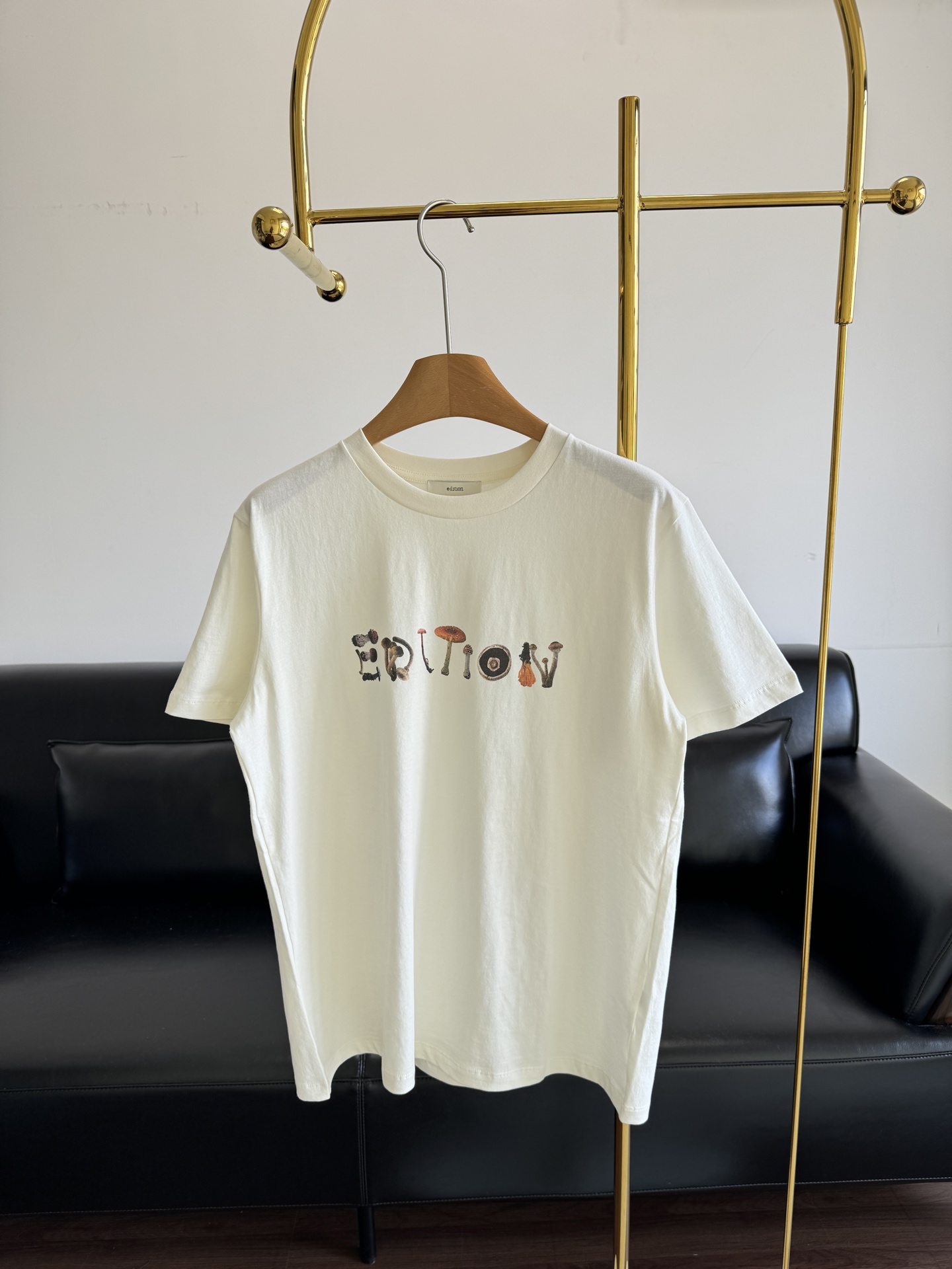 NO:454637,——edition 2025 autumn new Mushroom LOGO printed pure cotton short-sleeved T-shirt, the print is cute and playful!  The upper body is super comfortable, and it will be very good when paired with the bottom. It is very pleasing to watch!  Basic and versatile. The most indispensable thing in summer is such short-sleeved sleeves!  Code sml, T-shirt,tees,t-shirt,alexander wang19860909——edition 2025秋季新款蘑菇LOGO印花纯棉短袖T恤 印花可爱又俏皮！上身超舒服,随便搭配下装就很出片.非常耐看！基础百搭 夏天最不可或缺的就是这样的短袖了！ 码数sml,,T-shirt,tees，t-shirt,alexander wang,Women's clothing