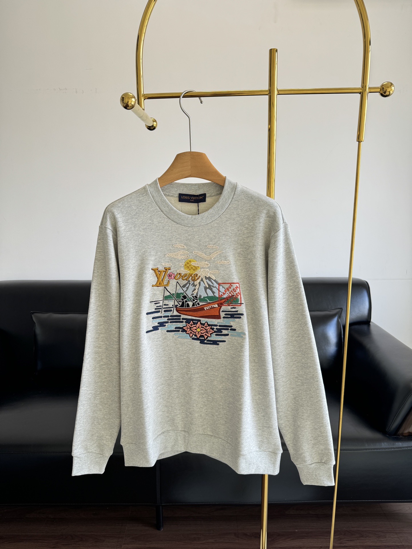 NO:454666,1—LV new embroidered pattern pullover sweatshirt imported pure cotton fabric, high-quality texture, comfortable and soft, regular elastic style, dense knitted and fashionable and windproof, wide threaded edges on the neckline cuffs echo the hem of the clothes. The embroidery craft pattern on the chest, decorated with letters, highlights the high-end positioning and fashionable tone, and creates a fashionable atmosphere, making the style more durable and versatile!  code number s-xl, louis vuitton, hoodie, sweatshirts, alexander wang198609091——LV新款刺绣图案套头卫衣 进口纯棉面料,质感高级,舒适柔软 常规弹力版型,密实针织时尚又防风 领口袖口宽螺纹包边与衣摆相呼应 胸前刺绣工艺图案,配合字母装点 彰显高级定位和时尚调性 打造时髦氛围感,让风格更耐看百搭！ 码数s-xl,,louis vuitton,hoodie,sweatshirts,alexander wang,Women's clothing