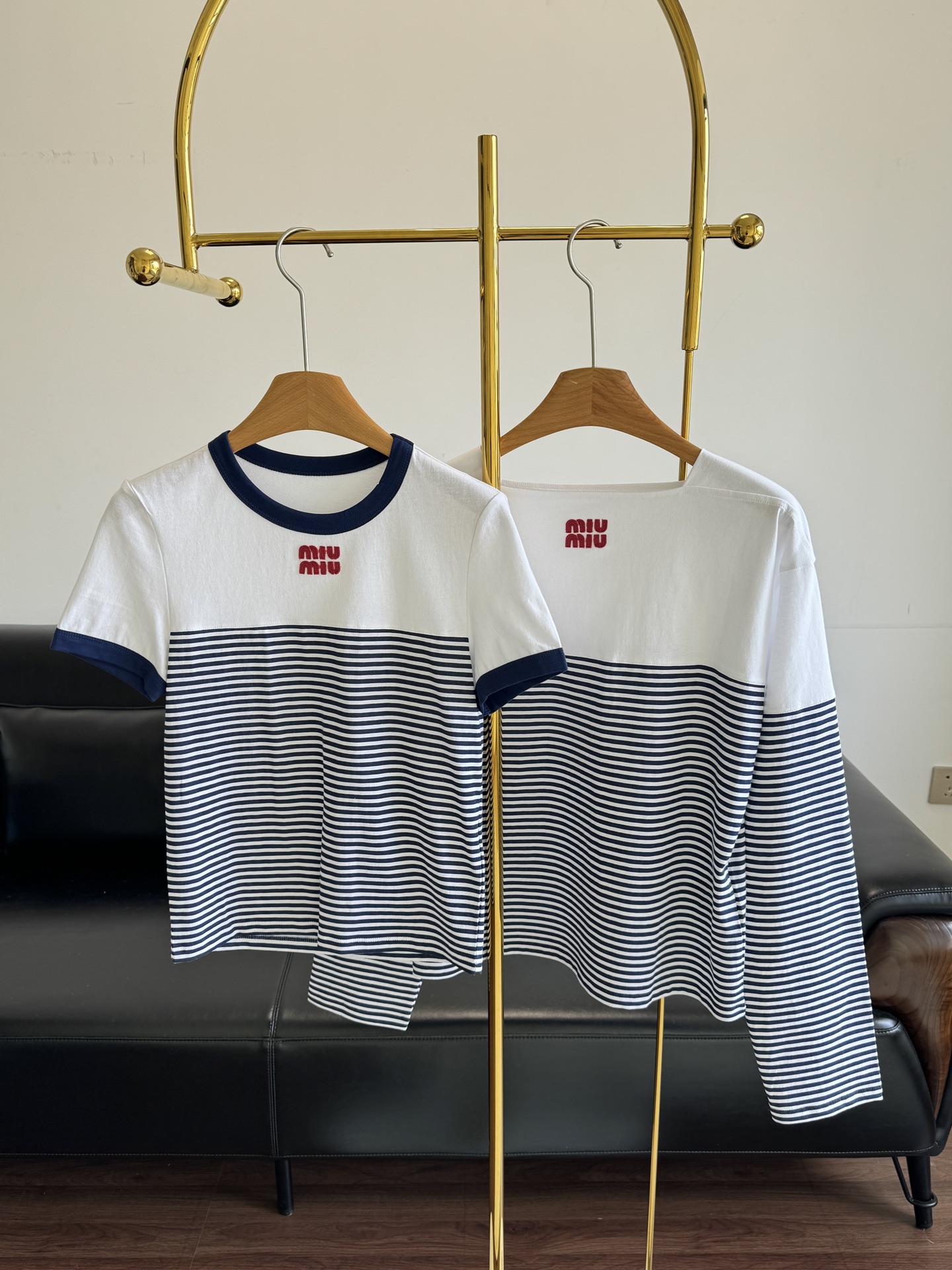 NO:454674,Short-sleeved long-sleeved Miumi striped letter logo top Age-reducing artifact is coming!  Miumi striped top, instantly turned into a girl when worn. The top is made of micro-label cotton striped knitted fabric, which is soft, comfortable and breathable. The striped pattern is classic and stylish, and can be easily controlled whether worn alone or with a jacket. It is decorated with contrasting brand logo embroidery logo, and the details show the quality. Contrast ribbed trim adds a bit of lively and cute atmosphere, sml, miumiu, jackets & coats, T-shirt, alexander wang19860909短袖长袖 Miumi条纹字母徽标上衣 减龄神器来袭！Miumi条纹上衣,穿上秒变少女 上衣采用了微标棉质条纹针织面料,柔软舒适又透气.条纹图案经典又不失时尚感,无论是单穿还是搭配外套都能轻松驾驭.饰有撞色品牌标识刺绣徽标,细节之处彰显品质.撞色罗纹饰边更是增添了几分活泼可爱的气息, 码数sml,,miumiu,jackets & coats,T-shirt,alexander wang,Women's clothing