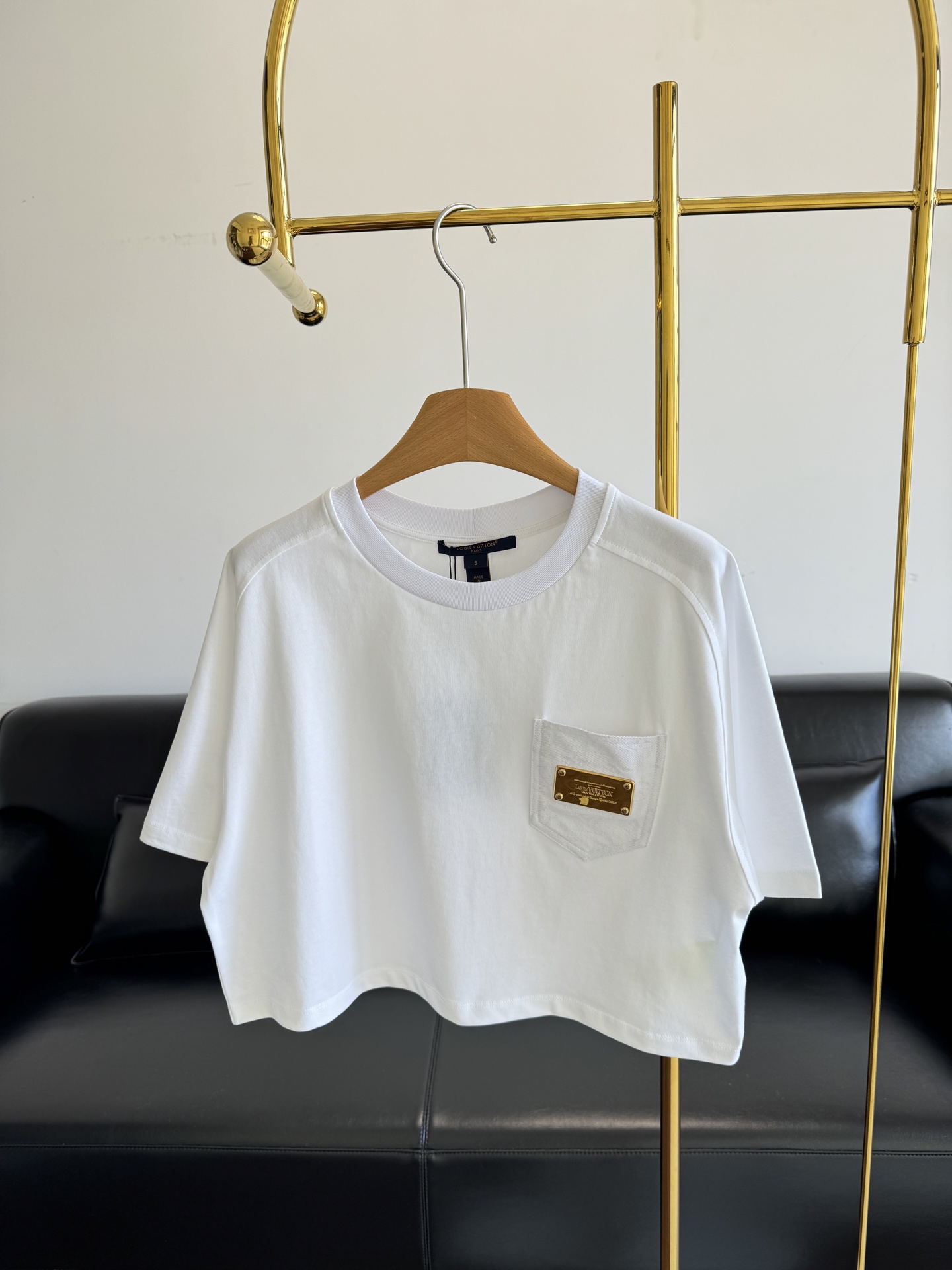 NO:455311,——LV letter logo round neck T-shirt. A single item that will never be missing in the closet. It is also a classic summer daily style and a BAI style in the fashion industry!  !  The short style can show the upper body proportions!  It is OK to match with skirts, jeans or casual sweatpants, which are not like this basic style. You can wear it inside and outside, and you can do any matching. Size sml, louis vuitton, skirts, jeans, tees, t-shirt, alexander wang19860909——LV 字母徽标圆领T恤 衣橱中永远都不会少的一款单品,也是夏日经典的日常款,也是时尚界的BAI搭款！！♀短款的版型,上身能够狠好的展现上下身比例！搭配半裙、牛仔裤或者是休闲一点的运动裤也OK的不像这样的基础款,内搭外穿都可以,可以做任何搭配 码数sml,,louis vuitton,skirts,jeans,tees，t-shirt,alexander wang,Women's clothing