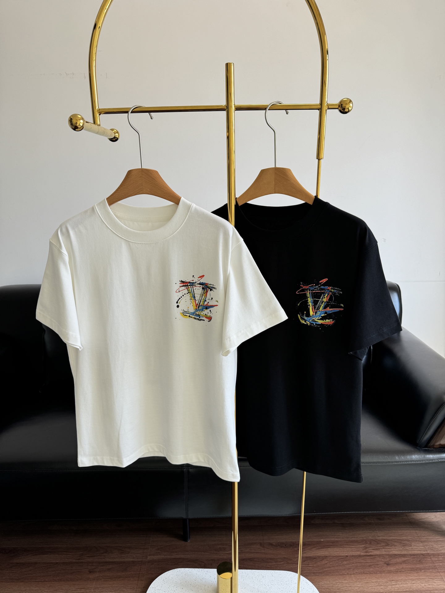 NO:455320,——LV2025 new letter splashing ink print short sleeves, front and back prints will not feel monotonous when viewed from all angles, and it is the same style as men and women. It is a super easy couple T-shirt!  !  The freshness of summer comes to your face. Count sml, louis vuitton, T-shirt,tees, t-shirt,alexander wang19860909——LV2025新款字母泼墨印花短袖 前后印花各种角度看都不会觉得单调 而且还是男女同款 超级好搭的情侣T恤！！ 夏日的清新扑面而来. 码数sml,,louis vuitton,T-shirt,tees，t-shirt,alexander wang,Women's clothing