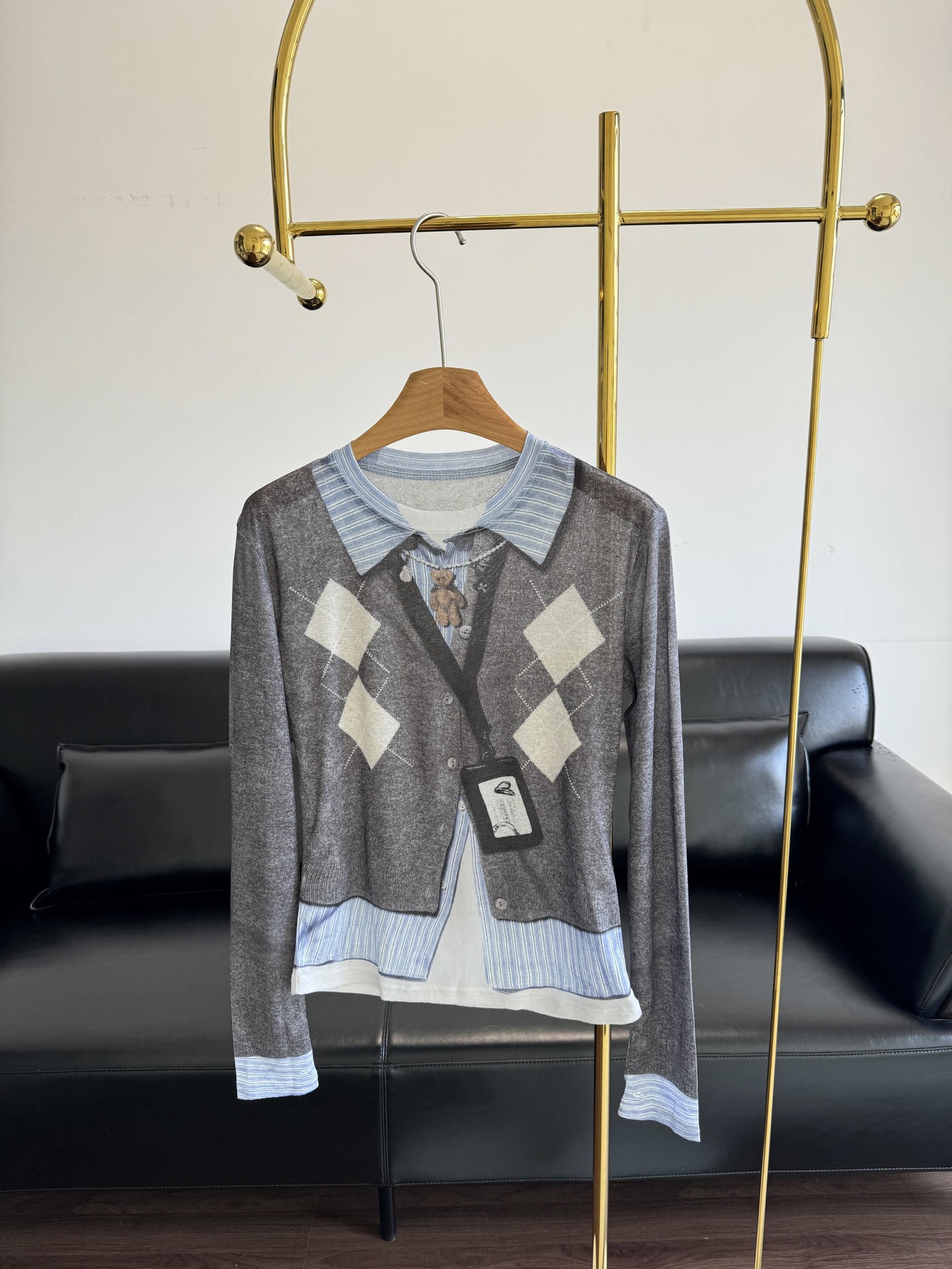 NO:455342,——FORDARE/Fu Die 25 Early Autumn designer fun fake two-piece 3D printed work-branded diamond base shirt. On the surface, it looks like a diamond cardigan + a striped shirt. In fact, it is a work-branded brand and bear hanging decorations. It is directly 3D printed on the clothes, saving the trouble of matching. One-click get the 'sweet girl doing career' outfit formula. The diamond element comes with a millennium retro filter, contrasting collar + black edge lock, classic and fashionable walking on the street and being chased to ask the link!  Fiber fabric is skin-friendly and soft, and it can be seamlessly switched on the streets of the workplace. Style switching is 0 pressure!  SML, Shirts,alexander wang19860909——FORDARE/福蝶25早秋设计师趣味假两件3D印花工牌菱格打底衫 表面看是菱格纹开衫+条纹衬衫假两件实则工牌、小熊挂饰直接3D印花“焊”在衣服上,省去搭配烦恼,一键get“甜妹搞事业”穿搭公式 菱格元素自带千禧年复古滤镜,撞色领口+黑边锁边,经典时髦走在街上被追着问链接！纤维面料亲肤又柔软感,日常穿,让职场街头无缝切换 风格切换0压力！ 码数sml,,shirts,alexander wang,Women's clothing