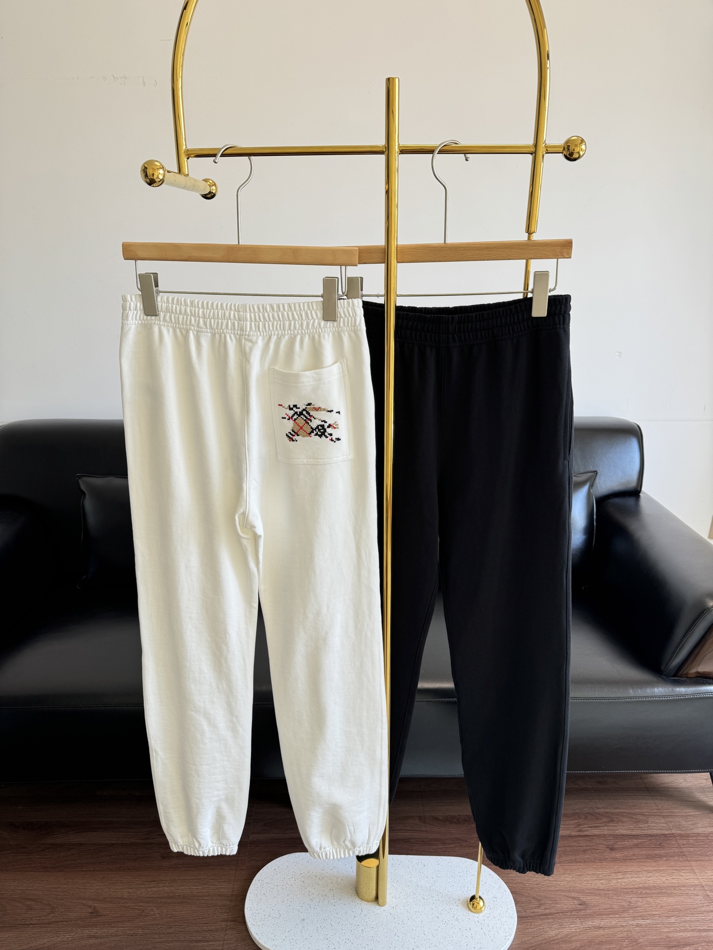 NO:455334,——Burberry, war horse embroidered elastic waist trousers, front grain embroidered letter logo, color-blocked cross-stitch war horse pattern in the back pocket. Customized loop fabric, elastic + drawstring adjustable pants, casual and casual, and also an extra-feeling style that covers flesh. It is easy to wear and match for daily commuting and leisure!  Count sml, burberry, burberry, alexander wang19860909——Burberry巴宝莉 战马刺绣松紧腰束脚长裤 前幅颗粒刺绣字母logo,后口袋拼色十字绣战马图案.定制毛圈面料,松紧+抽绳可调节裤型,又随性又休闲 还格外遮肉的版型 日常通勤休闲好穿好搭！ 码数sml,,burberry,burberry,alexander wang,Women's clothing