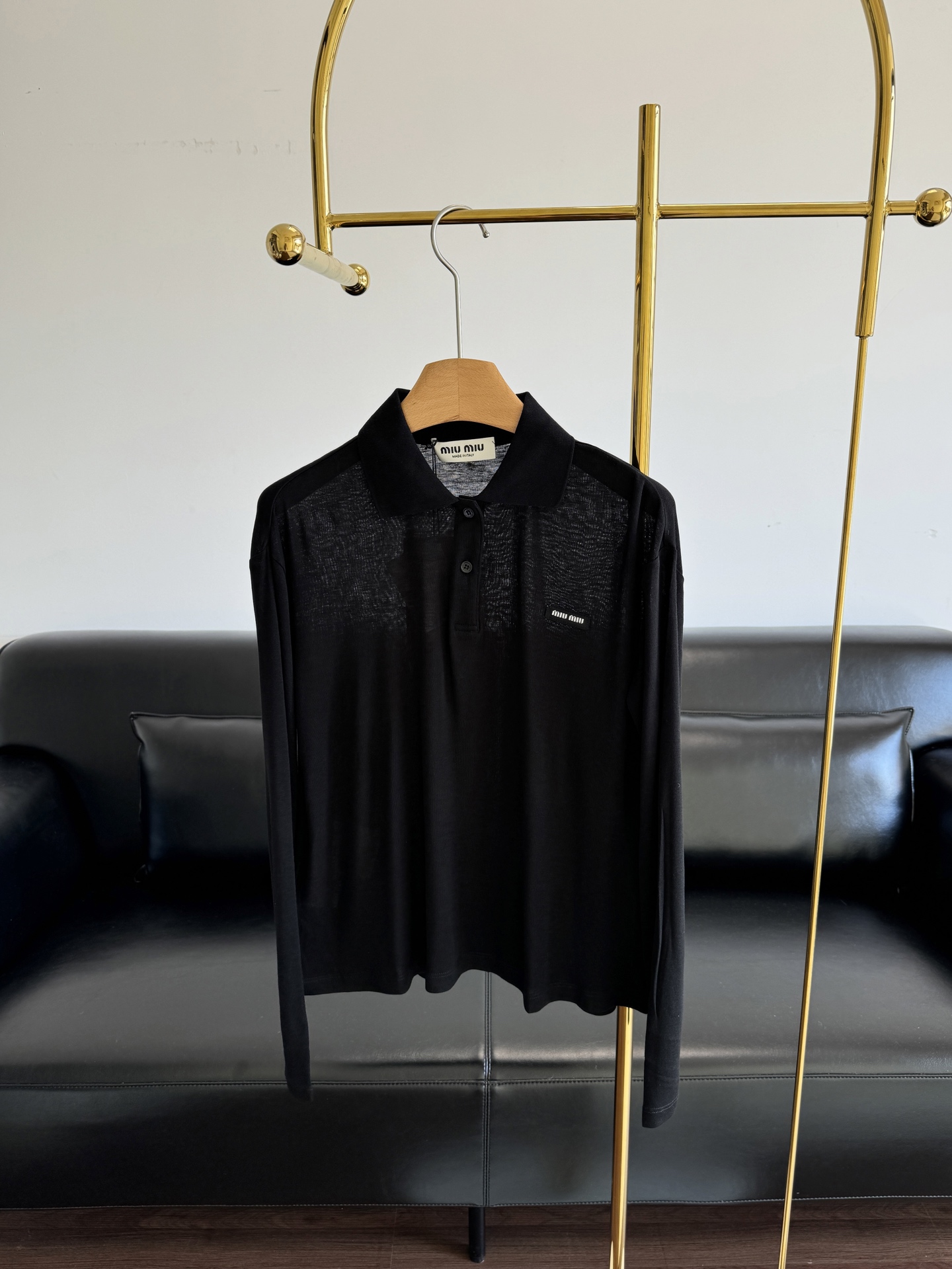 NO:455326,——MiuMiu25Ss spring and summer new style micro-label polo collar base shirt. Simple and well-behaved and slim and easy to wear. 0 mistakes. This fabric is delicate and dense weaving, light and comfortable. It feels good, so the upper body is soft and skin-friendly. It is beautiful, versatile, comfortable and fashionable base. It must be MiuMiu~ Size sml, miumiu, alexander wang19860909——MiuMiu25Ss春夏新款 微标polo领打底衫 简单又乖巧显瘦好穿0出错的单品,这个面料织法细腻密 轻薄 舒适 手感好,所以上身柔软亲肤感是浑然天成的,好看、百搭、舒服、时尚的打底,那就必须是MiuMiu啦~ 码数sml,,miumiu,alexander wang,Women's clothing