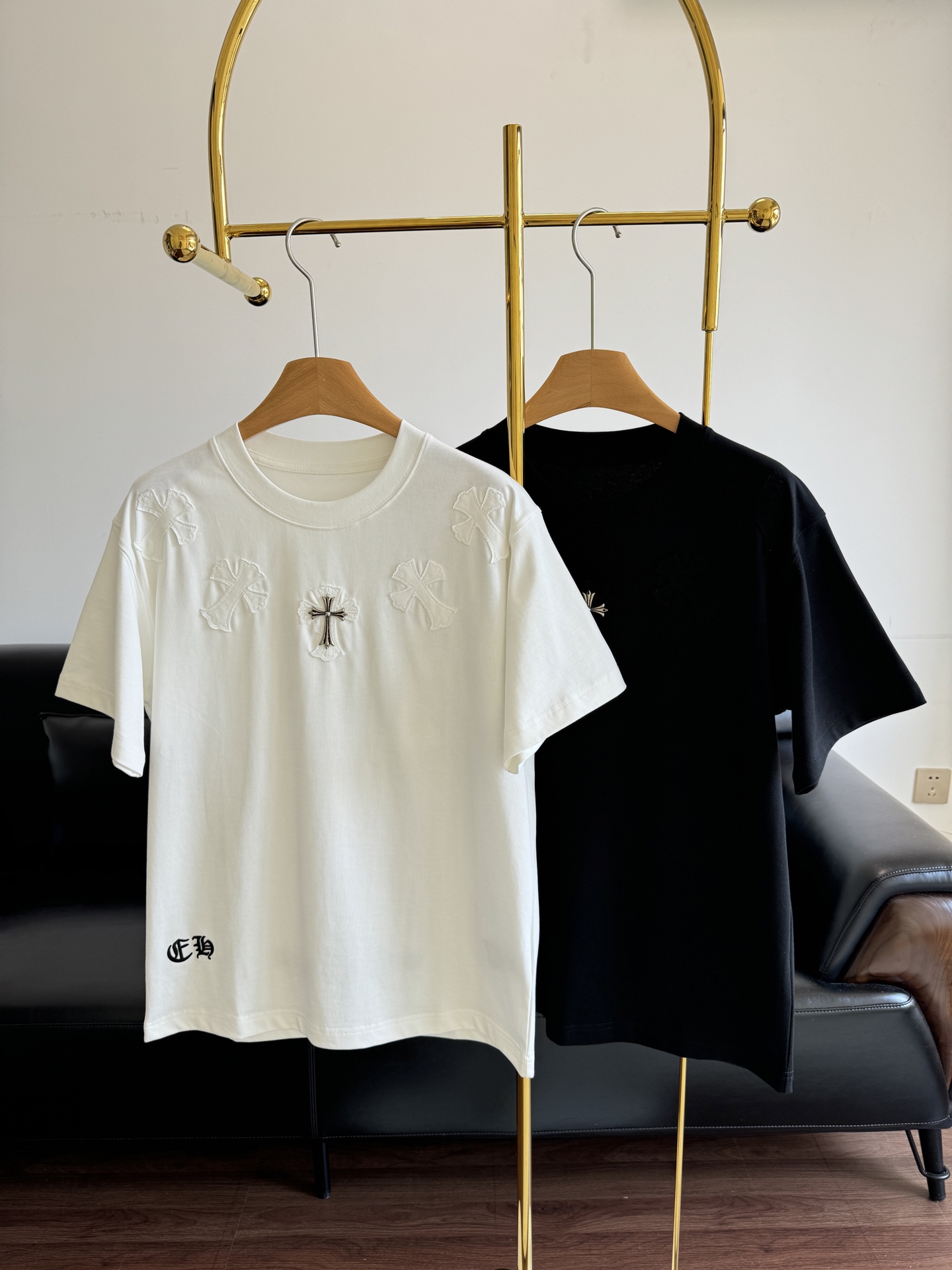 NO:456024,——Chrome hearts Croxin logo embroidered T-shirt The embroidered patterns on the chest and back show the cool and handsome street trend!  The upper body turns into a killer in the back in seconds!  Show casual and unruly while being full of lively and youthful atmosphere!  Extreme wandering and free traveling style No one is more handsome than you!  It’s a very trendy one when pairing it casually. When you go out, you will be 100% more likely to turn back!  Count sml, chrome hearts, chrome hearts, tees, t-shirt, alexander wang19860909——Chrome hearts 克罗心 logo刺绣T恤 胸前和背后刺绣图案好尽显酷炫帅气的街头潮流！上身一秒变背影杀手！展现随性不羁的同时洋溢活泼青春的气息！极度的徜徉与自由出行凹造型 没人比你更帅气！随意搭配就很潮的一款, 出街保证你回头率百分百哦！ 码数sml,,chrome hearts,chrome hearts,tees，t-shirt,alexander wang,Women's clothing