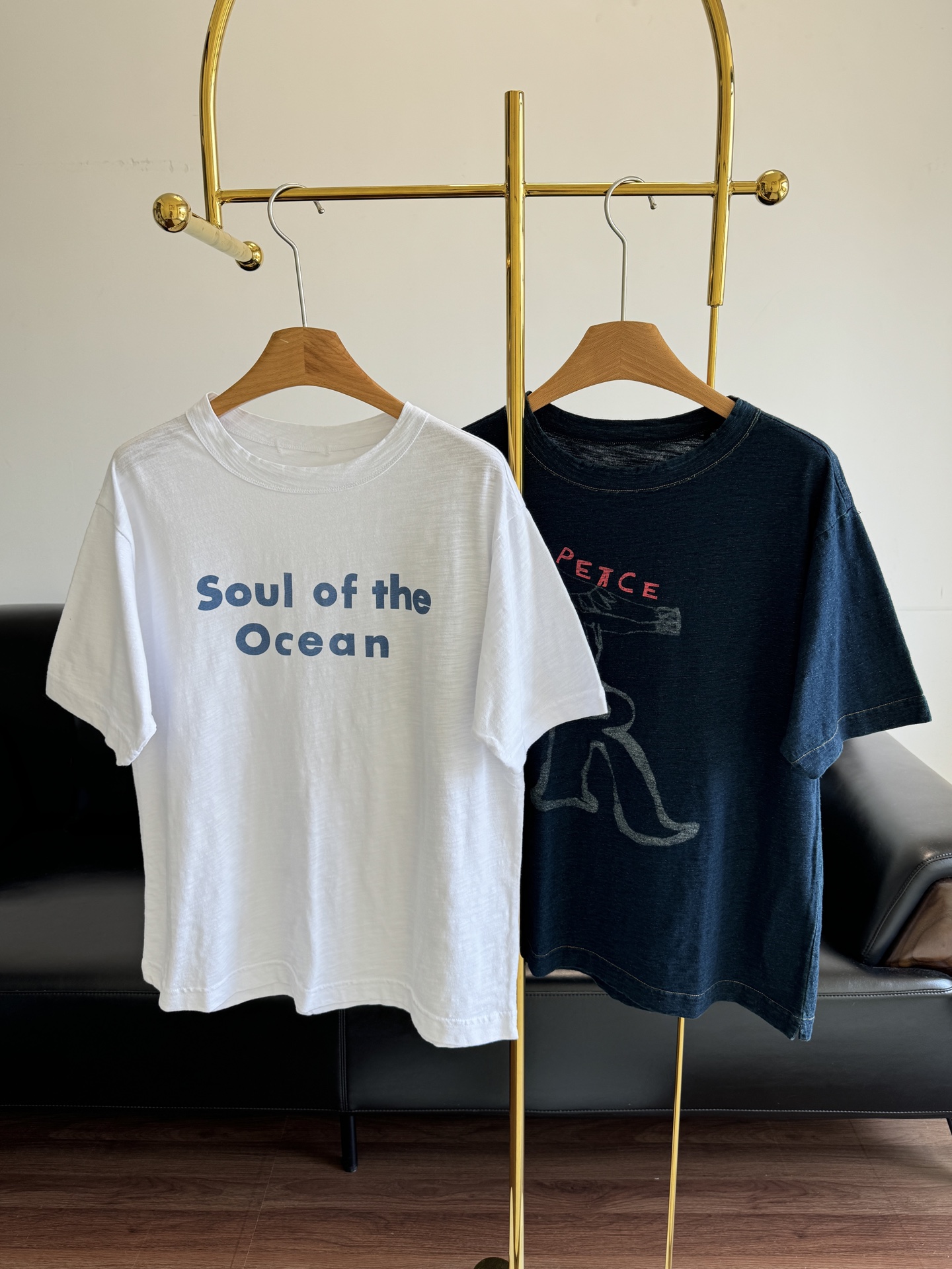 NO:456014,——45R men and women’s new 2025 summer printed T-shirt with loose shoulders and short sleeves, which is very friendly to all figures. The effect of hiding the flesh makes you look thinner, and you can also bend your hands without any restraint. The lazy atmosphere is full of fullness. It is very comfortable!  T-shirts that you don't want to take off after wearing them~ Size sml, T-shirt, tees, t-shirt, alexander wang19860909——45R男女同款2025年夏季新款印花T恤 宽松落肩短袖的设计,对各种身材都超友好. 藏肉显瘦效果一流,抬手弯腰也毫无束缚感,慵懒氛围感直接拉满.巨舒服！穿了就不想脱下来的T恤～ 码数sml,,T-shirt,tees，t-shirt,alexander wang,Women's clothing