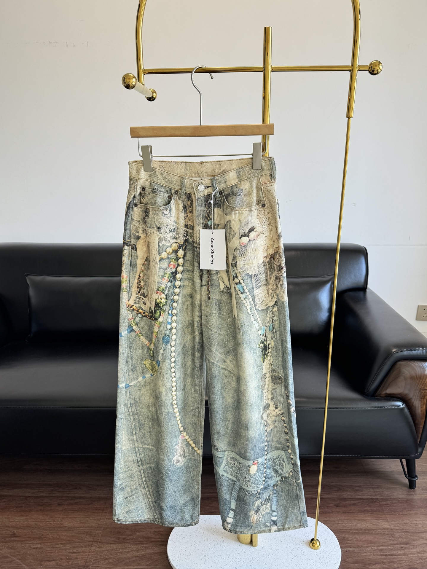 NO:455994,——Acne Studio*2025 early autumn new 3D printed lace pearl chain jeans AC yearly pants king, 1981M style upper body adaptability and control ability is absolutely easy, 3D printed illusion print, loose wide-leg style, front button and placket confinement, back LOGO micro-label patch, continues the gender-free neutral style, fashionable and practical at the same time, casual matching is full of personality, full of verticality, super good style, jeans have always been the darling of the fashion industry, and this wide-leg pants bring the perfect figure proportion and infinite aura!  Wear it and you will instantly become the focus of street fashion!  Count 26 27 28 29, acne studios,dior,jeans,alexander wang19860909——Acne Studio*2025早秋新款3D打印蕾丝珍珠链条牛仔长裤 AC年度裤王上身,1981M的版型上身适配驾驭能力绝对轻松,3D打印错觉印花,宽松阔腿款式,正面纽扣和门襟禁锢,背面LOGO微标贴片,延续无性别主义中性风格,时髦和实穿同时兼备,随意搭配都个性十足,垂直感满分,版型超好牛仔裤一直是时尚界的宠儿,而这款阔腿裤更是带来了完媄的身材比例和无限的气场！穿上它,你将瞬间成为街头时尚的焦点！ 码数26 27 28 29,,acne studios,dior,jeans,alexander wang,Women's clothing