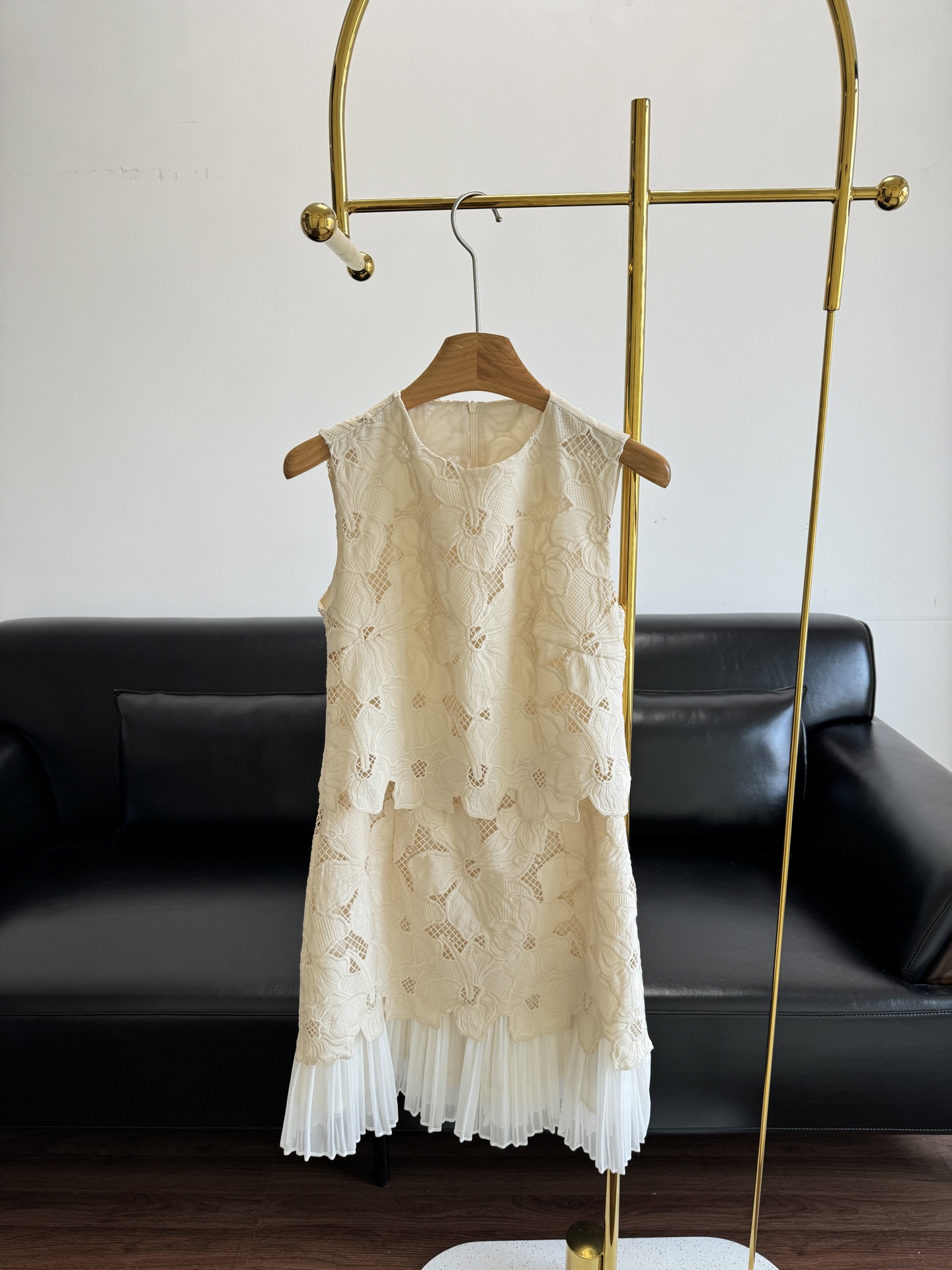 NO:456578,——SANDRO2025 summer new women's floral dress. French round neck design shows its temperament, lace hollow splicing details are full of details. Sleeveless tailoring is super cool in summer. It is a casual style with white shoes. It will immediately become elegant with small high heels. The fabric is light and breathable and not stuffy. The tailoring is slim and slim and slim and not picky!  You can wear it on work dates!  !  SML, Skirts, Alexander wang19860909——SANDRO2025夏季新款女装花卉连衣裙 法式圆领设计超显气质,蕾丝镂空拼接细节满分 无袖剪裁夏天穿超凉快,搭配小白鞋就是休闲风 配小高跟立刻变优雅,面料轻薄透气不闷热 剪裁修身显瘦不挑人！上班约会都能穿！！ 码数sml,,skirts,alexander wang,Women's clothing