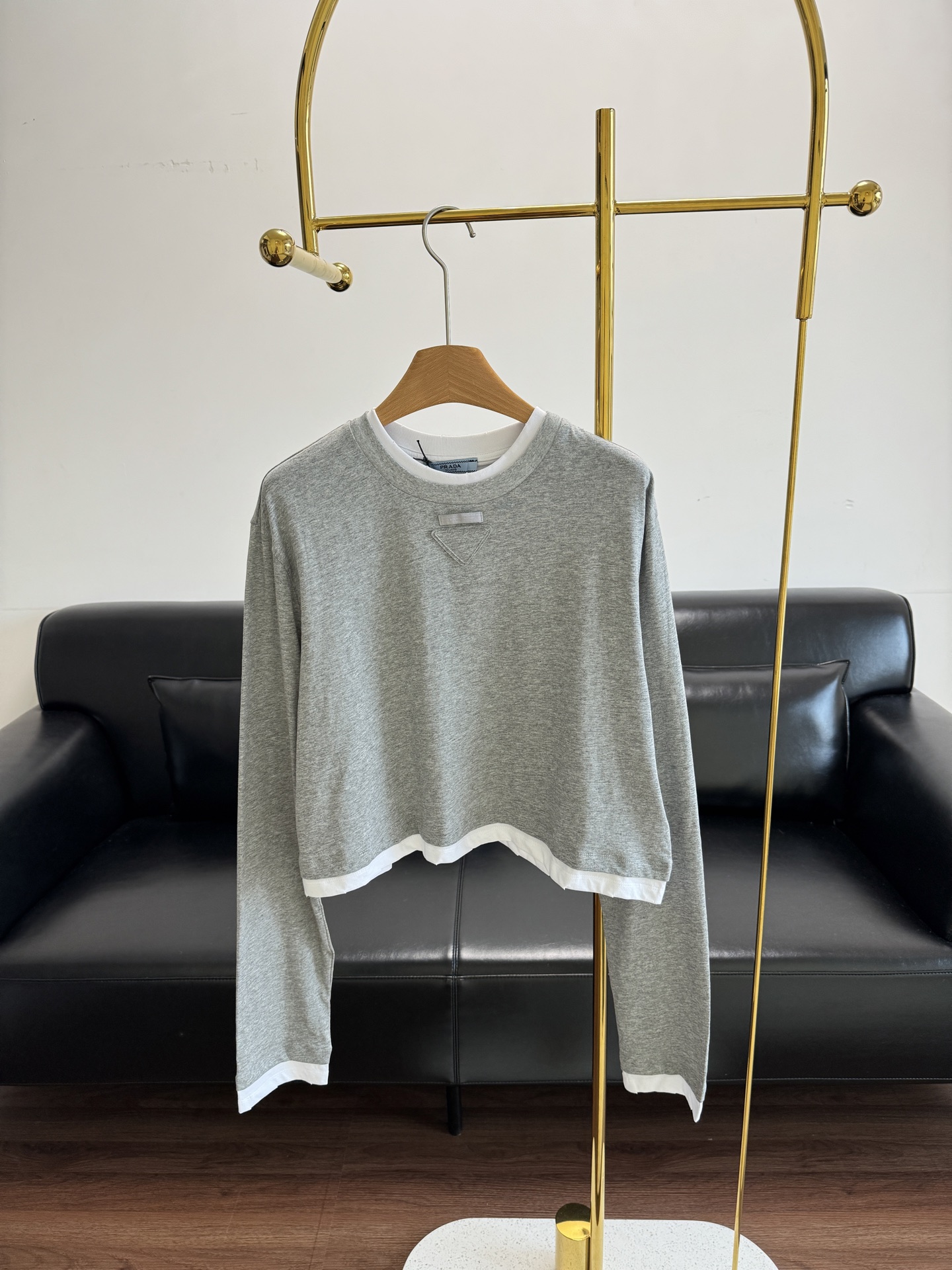 NO:456566,——Prada/Prada Women’s fake two-piece long sleeves The fake two-piece splicing design creates a 'layer' effect. Short H-shaped three-dimensional tailoring, the silhouette presents a natural and relaxed feeling. It is matched with long sleeves on the shoulders. The loose and volume-like design can accommodate various body shapes. Size sml, prada, prada, alexander wang19860909——Prada/普拉达女士假两件长袖 假两件拼接设计打造出“叠穿”效果 短款H版型立体剪裁,廓形呈现自然松弛感,搭配落肩长袖,宽松的量感设计可包容各种的身型 码数sml,,prada,prada,alexander wang,Women's clothing