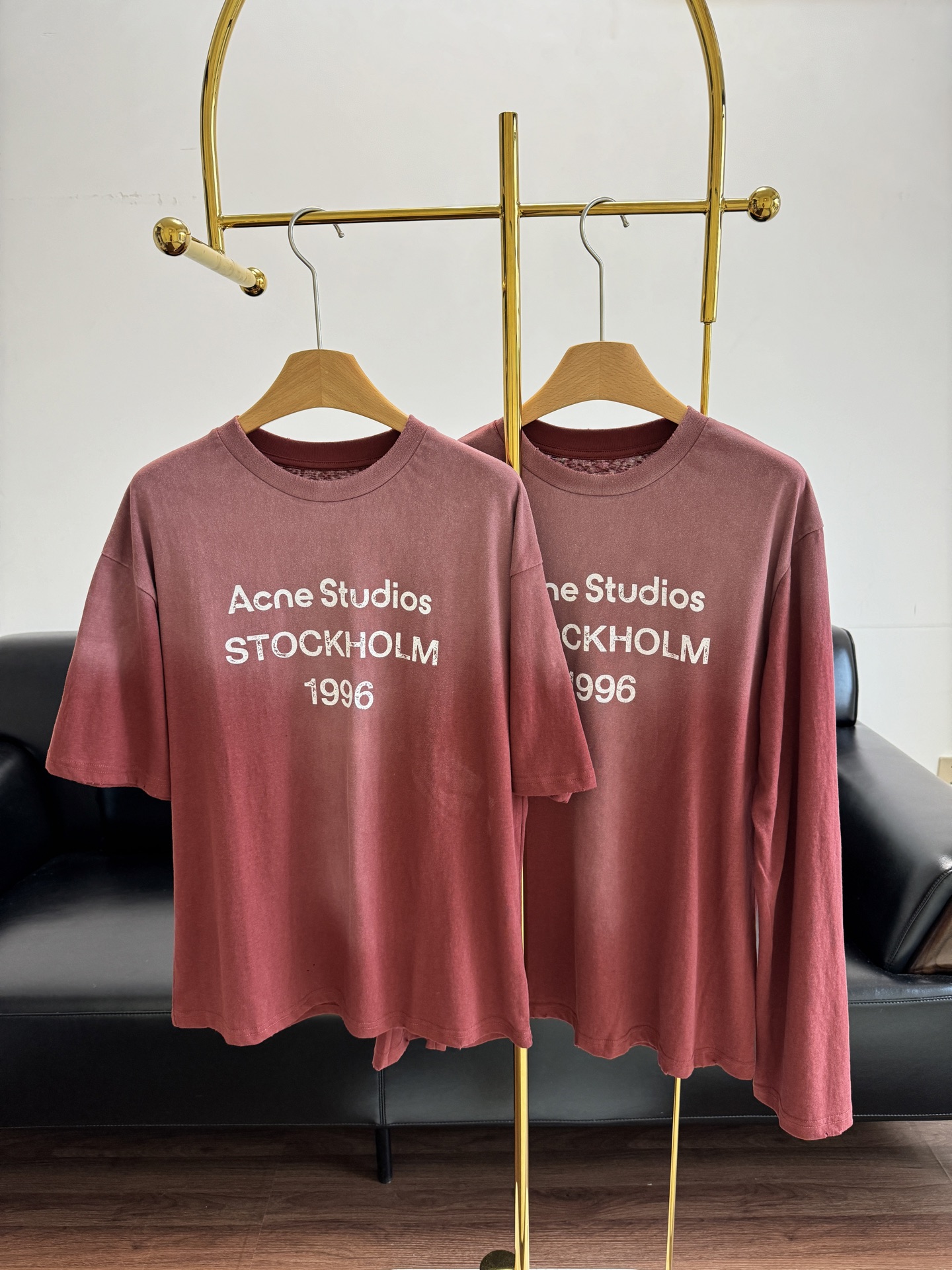 NO:456549,Short-sleeved long-sleeved Acne Studios Cotton and linen gradient printed T-shirt Gradient old, Zundu is a god, high-end Maillard in early autumn, long-t summer sun protection!  !  Super heavy industry has a high-end feeling, there is no reason to refuse. The single product that looks good no matter how you match it, is super beautiful~ The dopamine in summer is about to pass, so let's have a shallow Maillard. Short-sleeved code sml long-sleeved code xs-m,,acne studios,dior,T-shirt,tees,t-shirt,alexander wang19860909短袖长袖 Acne Studios 棉麻渐变印花T恤 渐变做旧 尊嘟封神了 初秋的高级美拉德 长t夏日防晒也！！ 超重工高级感拉满 简直没理由拒绝 怎么搭都好看的单品实物超级美～ 夏天的多巴胺即将过去了那就浅浅的美拉德一下 短袖码数sml 长袖码数xs-m,,acne studios,dior,T-shirt,tees，t-shirt,alexander wang,Women's clothing