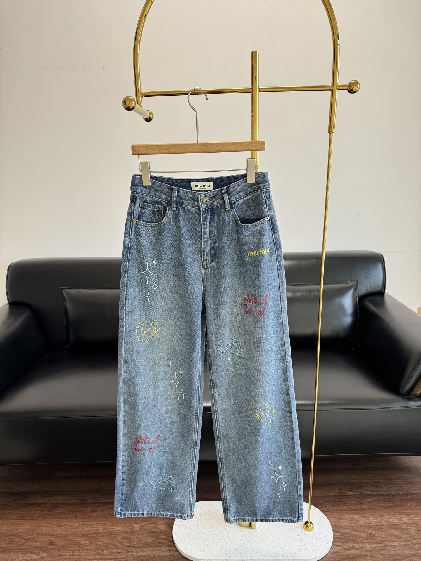 NO:456539,——miumiu Embroidered Straight Jeans These embroidered jeans are really cute!  Kitten embroidery!  The high-waisted straight-tube style is not picky, and the length of the ankle is just right and it won't be cumbersome!  It is very fashionable to match it with short boots and sneakers!  High-end fabrics with drooping and not easy to wrinkle are worth buying!  code sml, miumiu, boots, sneakers, jeans, alexander wang19860909——miumiu 刺绣直筒牛仔裤 这条刺绣牛仔裤真的巨可爱呐！小猫刺绣！高腰直筒版型不挑人,到脚踝的长度恰到好处,不会累赘！搭配短靴运动鞋都很时髦出片！垂感不易皱高端面料超值入手！ 码数sml,,miumiu,boots,sneakers,jeans,alexander wang,Women's clothing