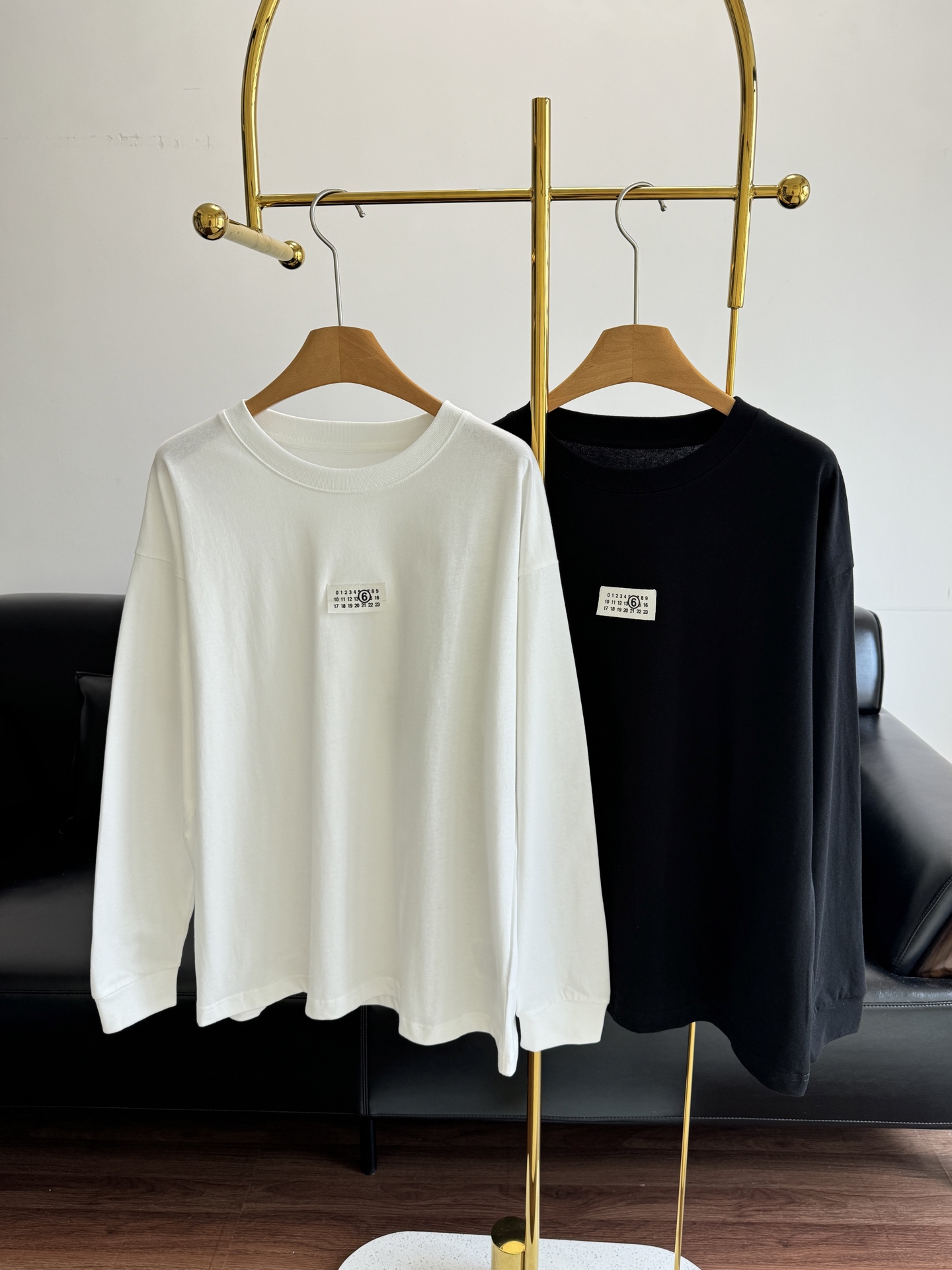 NO:457812,——MM6 digital logo round neck long sleeves, match with solid color long sleeves with the highest frequency!  Majira is minimalist niche hipsterism!  The iconic digital patch on the chest!  Silhouette fall shoulder cut can hide all the flesh on the upper body!  Whether worn alone or layered, it is a versatile basic product that is comfortable and easy to wear. It is indispensable for functional long-sleeved tee!  Count sml,masion margiela,masion margiela,alexander wang19860909——MM6数字logo圆领长袖 搭配频率zui高的纯色长袖 ！马吉拉就是极简的小众时髦主义！ 胸前标志性的数字贴布点缀！ 廓形落肩剪裁 能藏上身所有的肉肉！不管单穿还是叠穿都是百搭基础品舒适好穿的功能性长袖tee少不了！ 码数sml,,masion margiela,masion margiela,alexander wang,Women's clothing