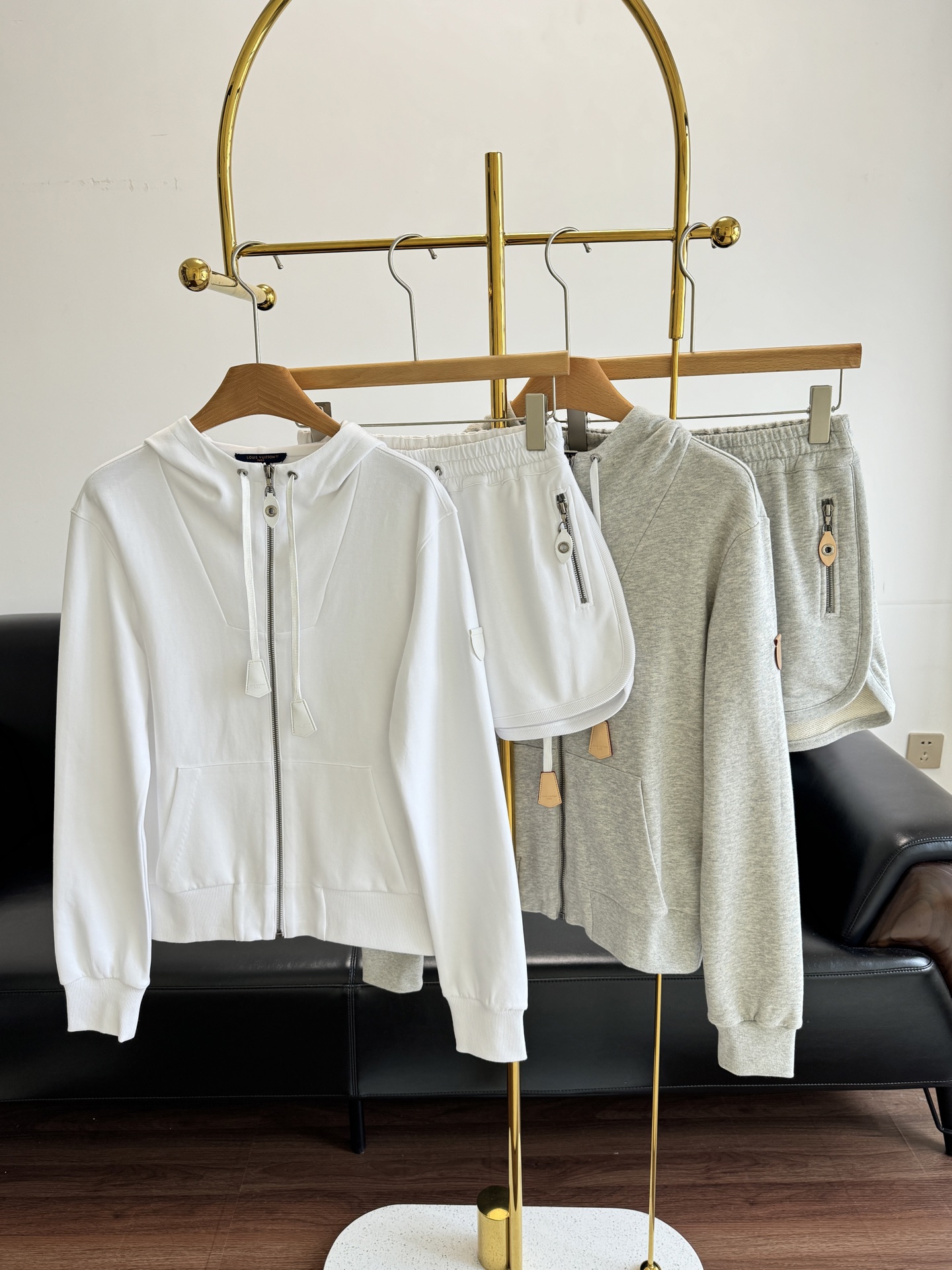 NO:457843,Jackets and shorts p Louis Vuitto 2025SS sweatshirt suit INS style lazy sweatshirt suit that everyone can control Want to be comfortable and fashionable? This sweatshirt suit from LV is definitely your best choice! It perfectly blends fashionable sports style, allowing you to become the focus on any occasion. The design of the suit is simple but not without fashion. The sweatshirt is loose and comfortable, and the fabric is soft and skin-friendly. When worn, it seems to be wrapped in clouds. The pants are designed with a high waist straight-tight design, which lengthens the leg lines, allowing you to have long legs instantly. The LV Iogo on the sweatshirt is low-key and luxurious, making people recognize your taste at a glance. This suit is not only suitable for daily wear, but also can easily deal with various parties and activities. Whether it is matched with sports shoes or high heels, it can make you the most eye-catching presence in the crowd. Size sml  jacket shorts, louis vuitton,louis vuitton,high heels,sneakers,hoodie,sweatshirts,shorts,jackets & coats,alexander wang19860909外套短裤p Louis Vuitto 2025SS 卫衣套装 人人都能驾驭的INS风懒人卫衣套装 想要舒适又时髦?LV的这款卫衣套装绝对是你的不二之选!它完美融合了时髦运动风,让你在任何场合都能成为焦点. 套装的设计简约而不失时尚感,卫衣的版型宽松舒适,面料柔软亲肤,穿上它仿佛被云朵包裹.裤子则是高腰直筒设计,拉长腿部线条,让你瞬间拥有大长腿. 卫衣上的LV Iogo低调又不失奢华,让人一眼就能认出你的品味. 这款套装不仅适合日常穿搭,还能轻松应对各种聚会、活动 无论是搭配运动鞋还是高跟鞋,都能让你成为人群中最亮眼的存在. 码数sml 外套 短裤,,louis vuitton,louis vuitton,high heels,sneakers,hoodie,sweatshirts,shorts,jackets & coats,alexander wang,Women's clothing