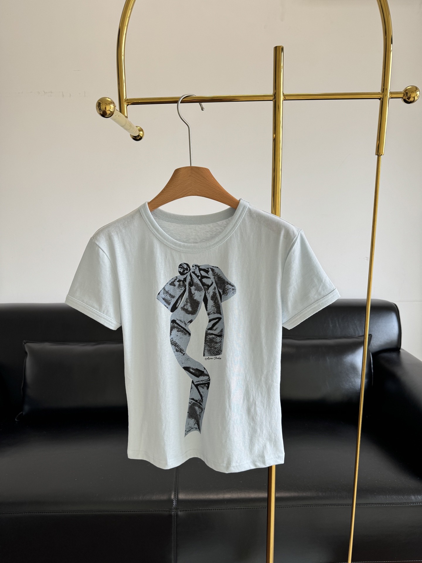 NO:457836,——Acne studios 25Ss early spring new printed casual short-sleeved T-shirt! The slim fit style makes the body proportions look super great, and the slimming effect is great! This T-shirt is really photogenic and fashionable. Once you wear it, you feel like you have become the most beautiful baby on the street! The small high round neck design is very good to wear. Size xs m l,,acne studios, T-shirt,tees, t-shirt,alexander wang19860909——Acne studis 25Ss早春新款印花休闲短袖T恤! 修身的版型更是把身材比例衬托得超级棒,显瘦效果杠杠的!这款T恤真的超级上镜又时髦,一穿上就感觉自己变身成了街头最靓的崽!小高圆领设计巨好穿 码数xs m l,,acne studios,T-shirt,tees，t-shirt,alexander wang,Women's clothing