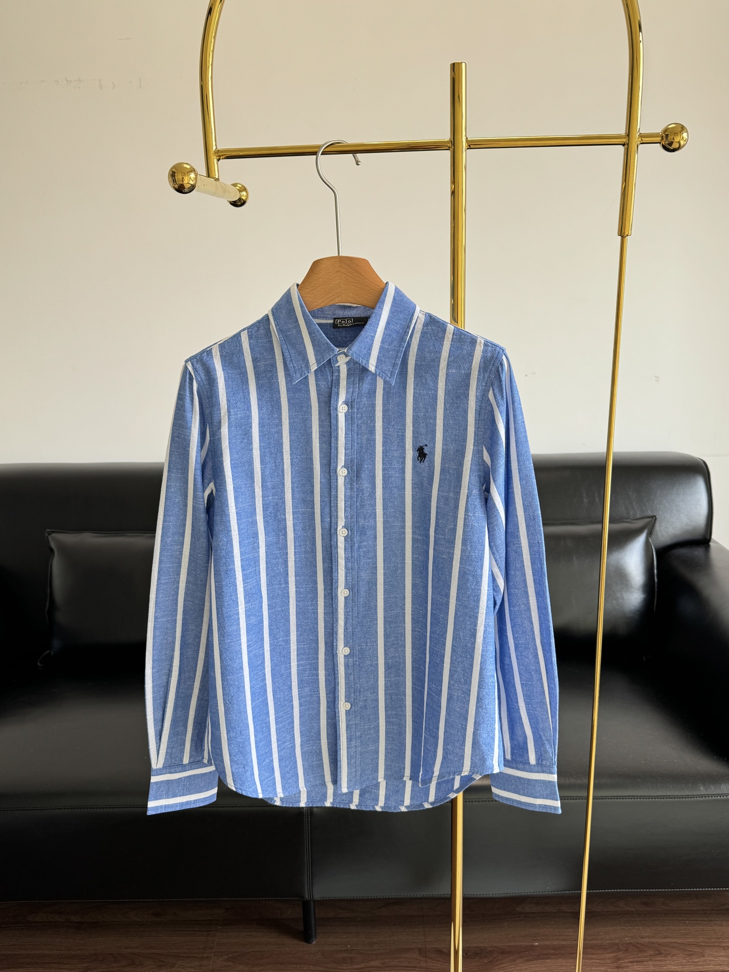 NO:457820,——Ralph Lauren Pony embroidered linen shirt Pony embroidered on the chest embroidered logo, straight H-shaped curved hem design, simple lines highlight the capable temperament, classic lapels present a neat temperament!  The style is simple and clean, and it has a retro feel!  Clean and high-end!  The style you see at first glance, the silhouette shirt is both cool and beautiful. S-xl, loro piana, shirts, alexander wang19860909——Ralph Lauren 小马刺绣亚麻衬衫 胸前小马刺绣标点缀,直身H版型弧形下摆设计,简约的线条更加突显干练气质经典翻领呈现利落的气质！款式简约又干净,又很有复古气息的感觉！干净高级！一眼看中的款,廓形衬衫既飒又美 码数s-xl,,loro piana,shirts,alexander wang,Women's clothing