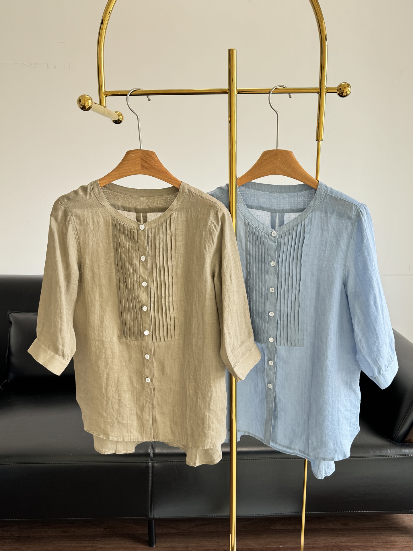 NO:457828,——ICICLE ramie round neck shirt High-stretched yarn creates a delicate and skin-friendly texture. The macaron color is fresh and flexible, suitable for summer French romantic outfits. The slim straight-tube style is moderately slim and highlights the neat feeling. Show French elegance, round neck design, moderately revealing the neck skin, which not only reduces age and is elegant yet has a graceful temperament. Number 34 36 38 40,,shirts,alexander wang19860909——ICICLE 苎麻圆领衬衫 高支纱线打造细腻亲肤质感 马卡龙色系清新灵动,适配夏日法式浪漫穿搭 修身直筒版型,适度修身凸显利落感 展现法式优雅,圆领设计,适度露出颈部肌肤 既显减龄活力又不失优雅气质 码数34 36 38 40,,shirts,alexander wang,Women's clothing