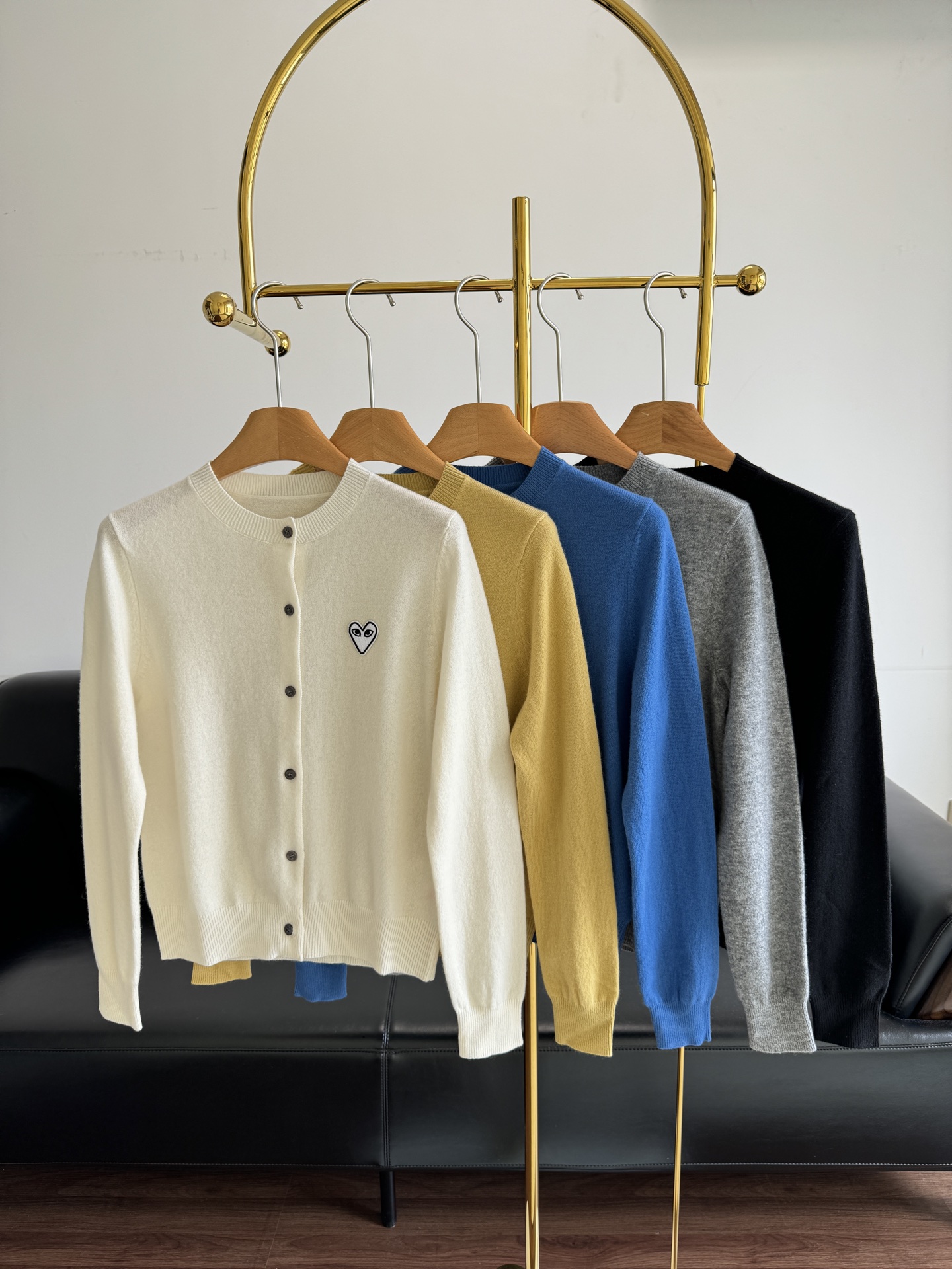 NO:534218,——Rei Kawakubo breasted wool knitted cardigan. How popular is Kawakubo's clothes and how hard it is to buy, fans of his family understand. Classic styles are released every year, and classic styles are very popular. A round-neck knitted cardigan that can be worn for N years and still not greasy. Size sml black yellow blue gray beige, alexander wang19860909——川久保玲排扣羊毛针织开衫 川久家的衣服有多火多难买 他家的粉丝们都明白.年年都出经典款,款款经典火爆.一件可以穿N年依然看不腻的圆领针织开衫 码数sml 黑色 黄色 蓝色 灰色 米白,,alexander wang,Women's clothing