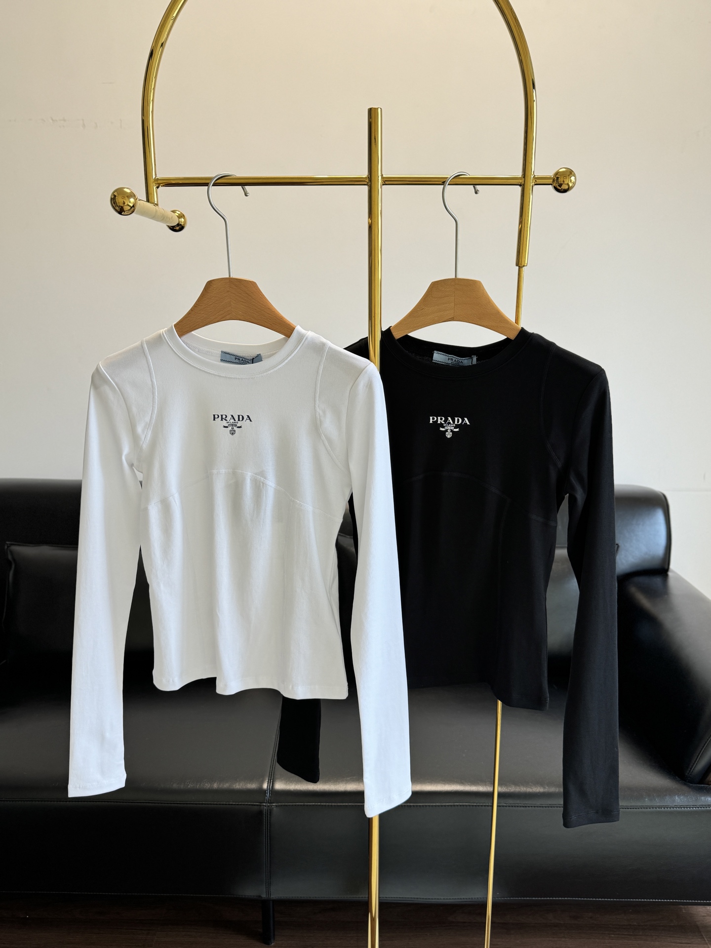 NO:506278,——Prada letter printed long-sleeved base shirt, an indispensable long-sleeved top in the wardrobe in the four seasons ~ easily seize the wardrobe with its own practicality, and the chest is decorated with classic letters and is fashionable and eye-catching!  This one is worth buying, I like the style very much, it can be done with one piece of foundation, the important thing is that it is comfortable and versatile hahaha, and it is quite good to wear it alone~ Size sml, black, white, 2 colors available, prada, alexander wang19860909——prada 字母印花长袖打底衫 四季衣柜里不可或缺的长袖上衣～凭借自身实穿性轻松抢占衣柜 胸口点缀经典字母点缀时尚又吸睛！ 这款值得入手,版型我很喜欢,一件这个打底就能搞定,重要的是舒适百搭哈哈哈,而且单穿还蛮显身材滴~ 码数sml 黑色 白色 2色可选,,prada,alexander wang,Women's clothing