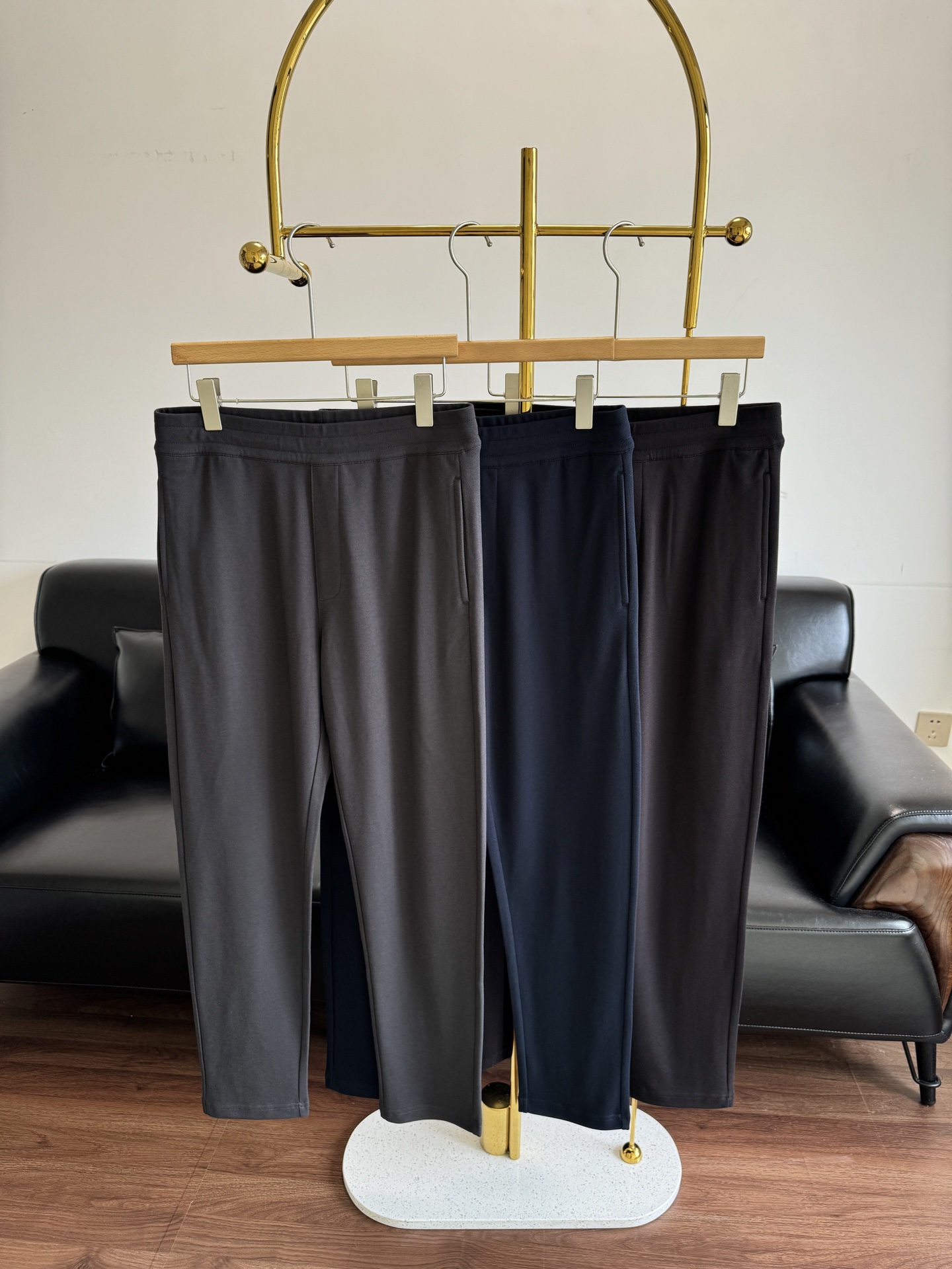 NO:506889,——ZEGNA | Zenia Men's casual grinding straight trousers Classic solid color straight trousers, classic fashion and versatile business and casual!  !  The simple and versatile product indispensable in the wardrobe, which is convenient and comfortable to wear and very easy to match with fashionable styles~ Number of sizes 48 50 52 54,,zegna,alexander wang19860909——ZEGNA | 杰尼亚 男士休闲磨毛直筒长裤 经典纯色直筒长裤,经典时尚百搭商务休闲都可！！衣橱里不可或缺的简洁百搭臻品,穿着便捷舒适又非常极易搭配时尚造型～ 码数48 50 52 54,,zegna,alexander wang,Women's clothing